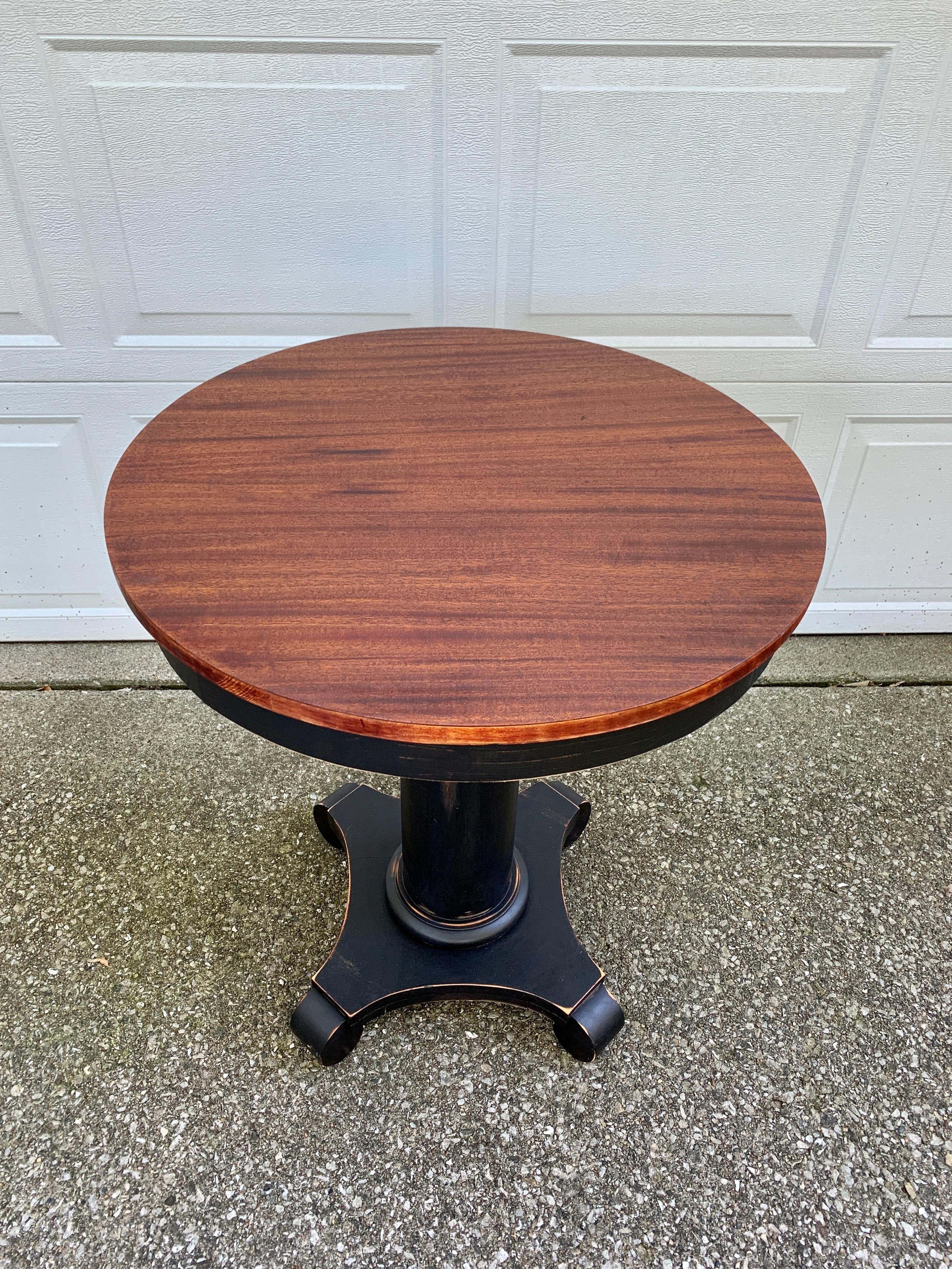 Early 20th Century American Empire Mahogany Pedestal Side Table In Good Condition For Sale In Elkhart, IN