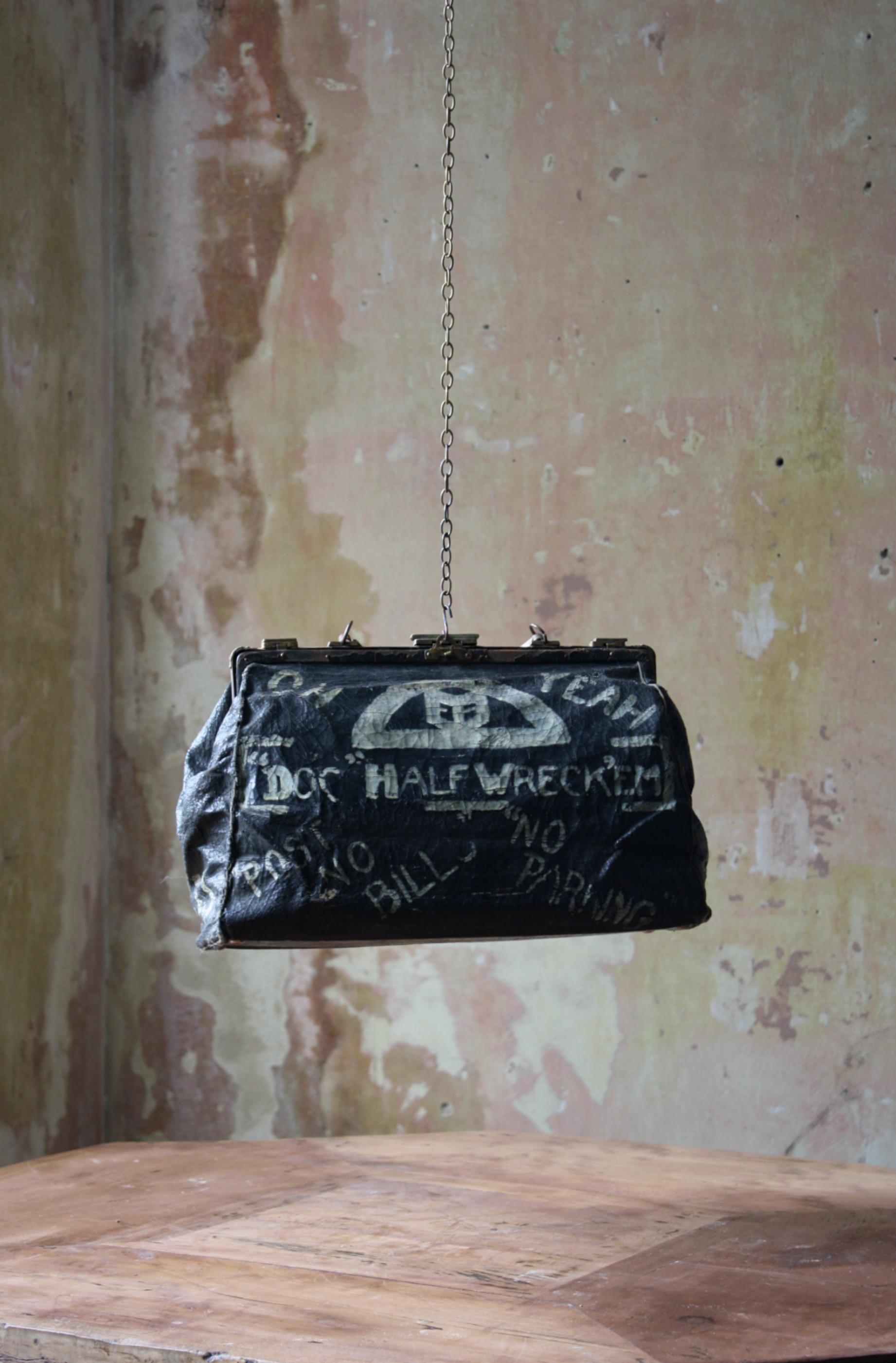 Una strana borsa politica in pelle nera Gladstone dipinta a mano, che si ritiene essere una borsa per laureati.

 

Di origine americana, l'età è quella del secondo quarto del XX secolo.  

 

39/30/14cm