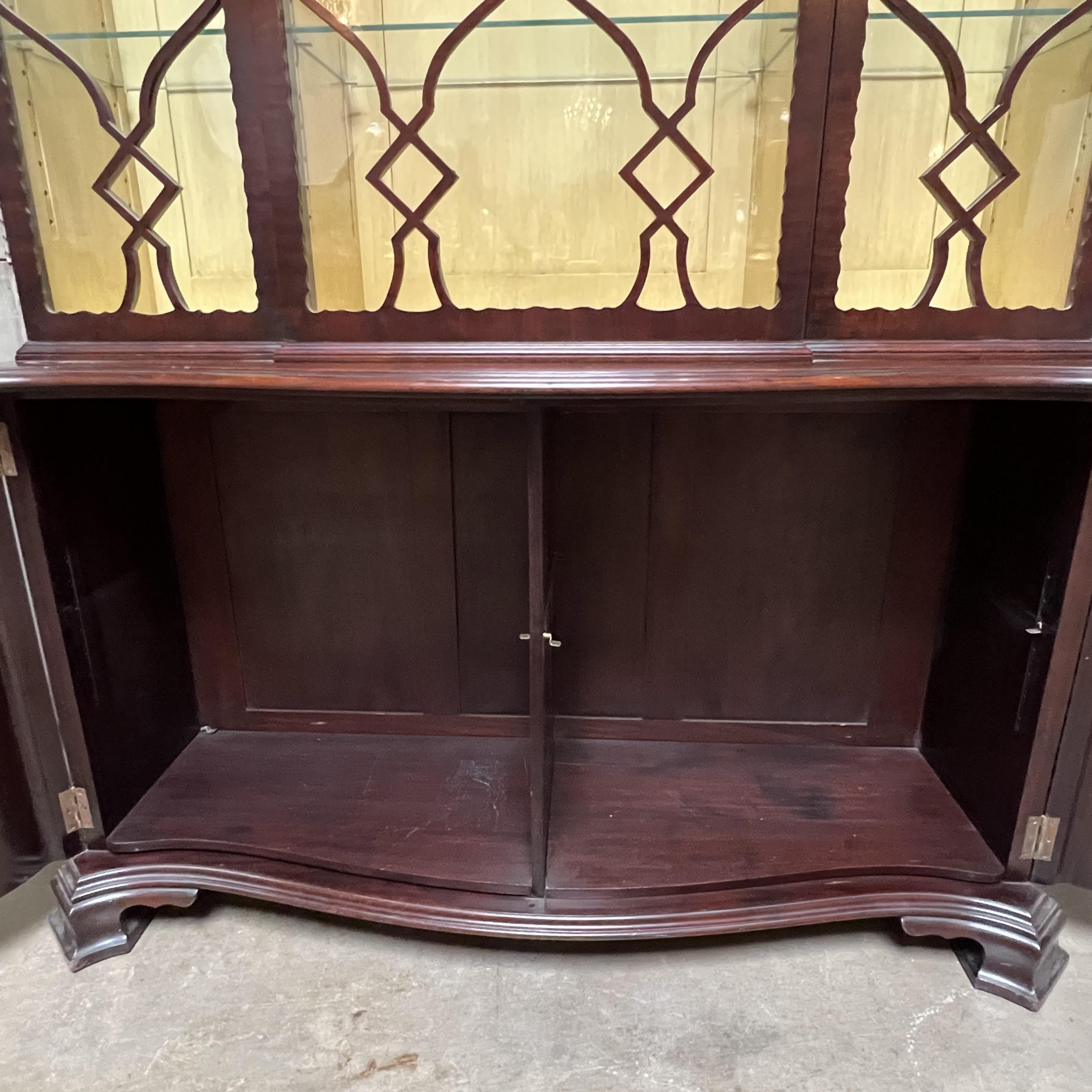 Early 20th Century American George II Style Breakfront China Cabinet For Sale 11