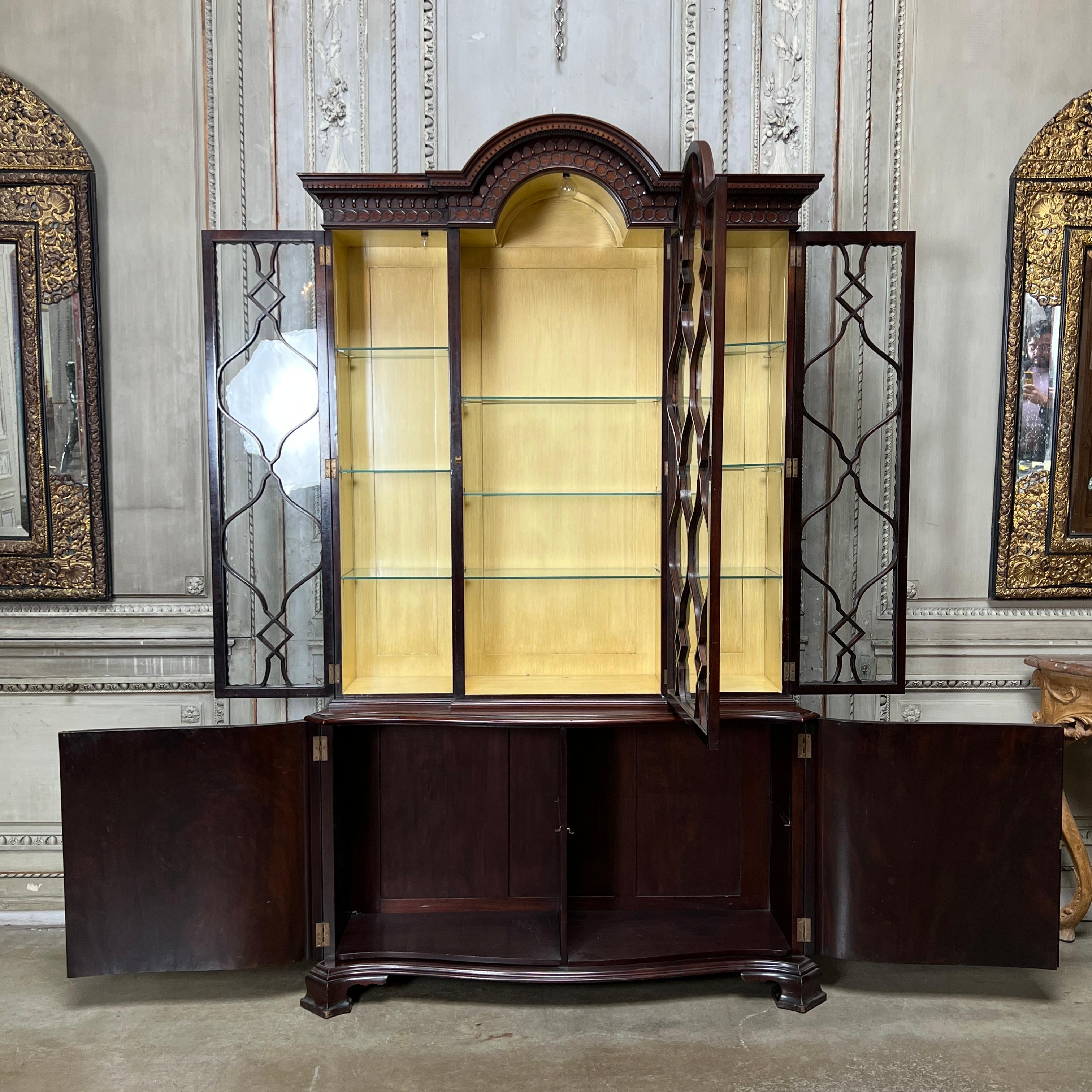 Georgian Early 20th Century American George II Style Breakfront China Cabinet For Sale