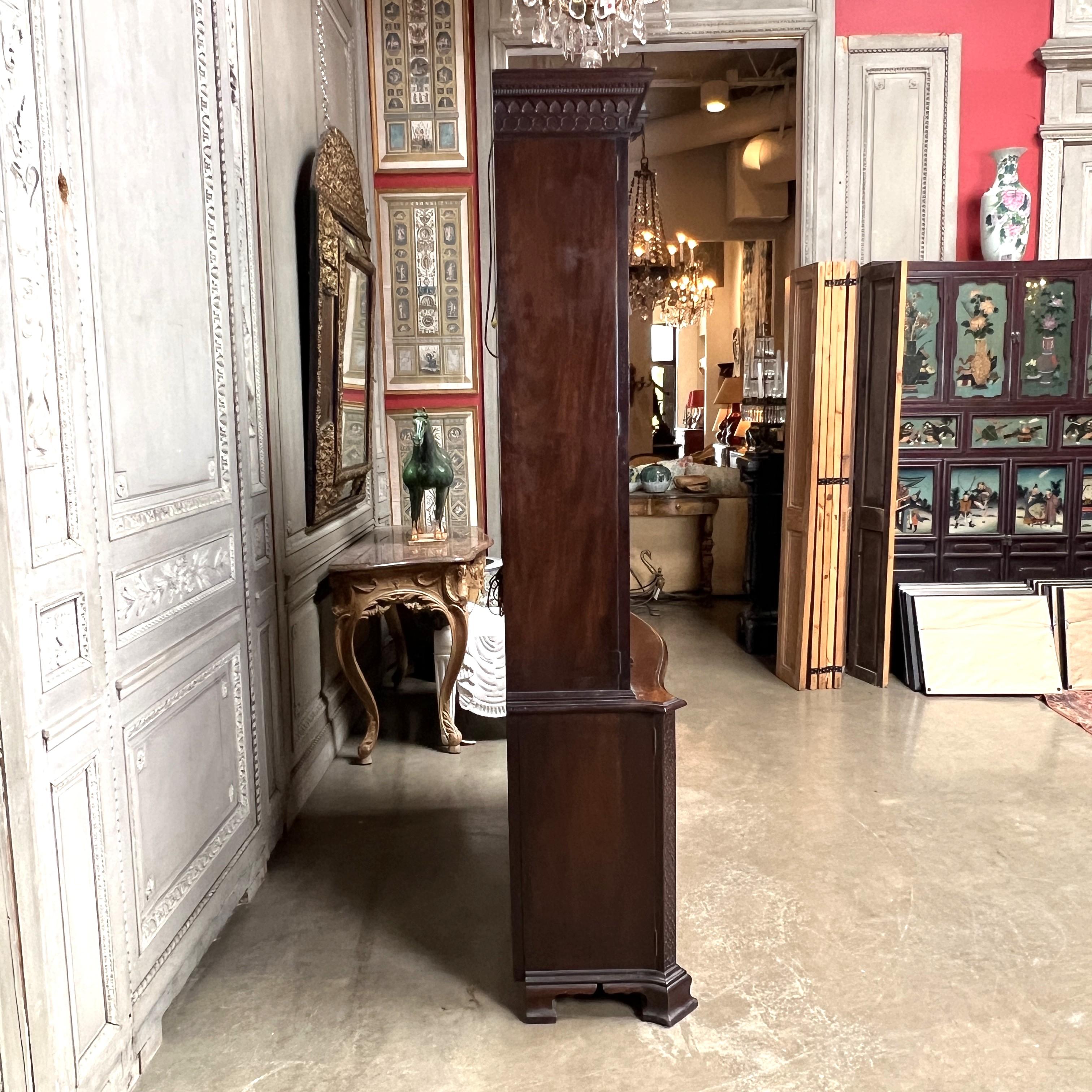 Early 20th Century American George II Style Breakfront China Cabinet In Good Condition For Sale In Dallas, TX