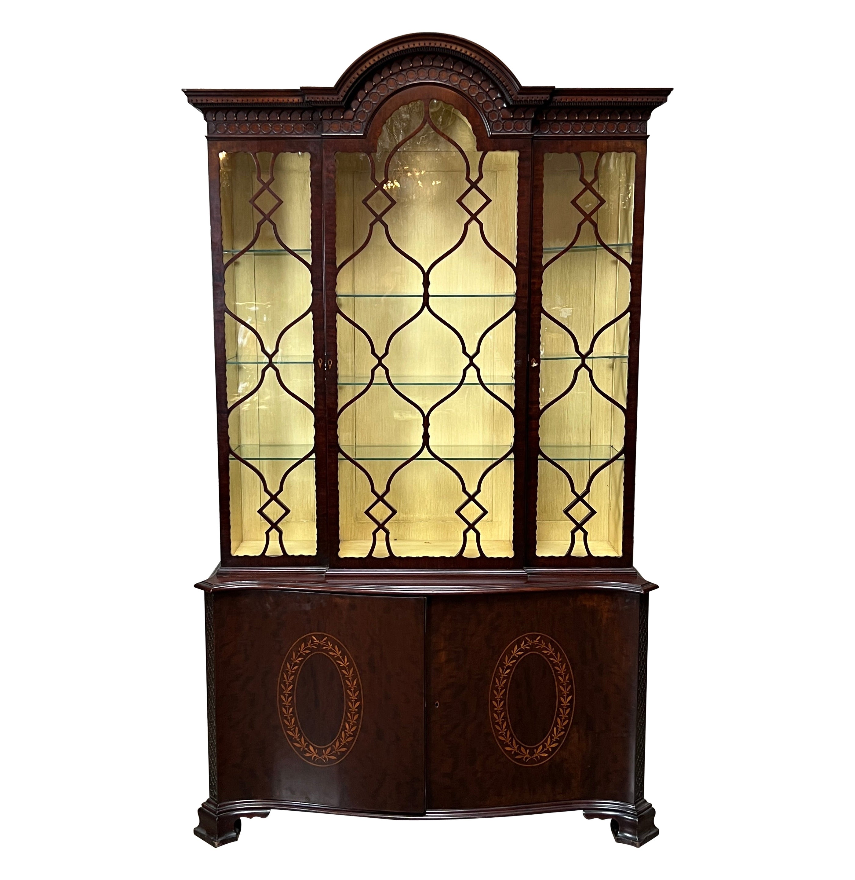 Meuble de rangement américain du début du 20e siècle de style George II à façade brisée en vente