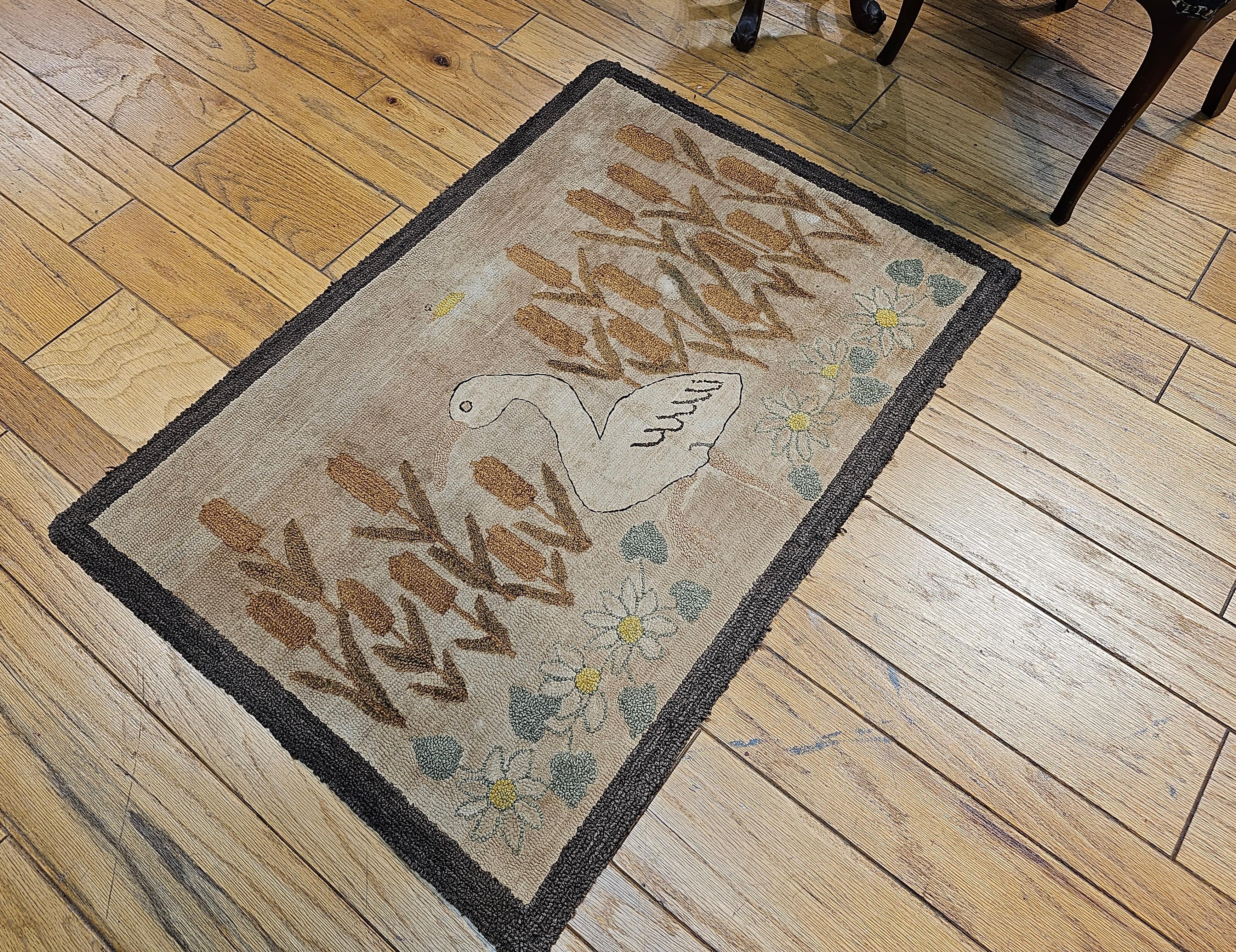 Amerikanischer handgehäkelter Teppich mit Kapuze aus dem frühen 20. Jahrhundert in Vogel- und Blumenmuster im Angebot 4