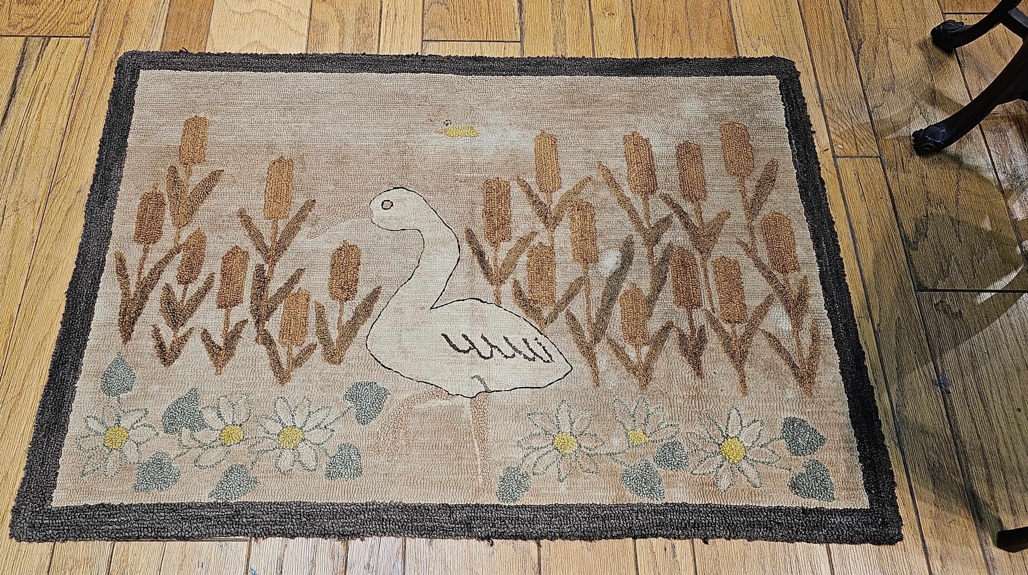 Amerikanischer handgehäkelter Teppich mit Kapuze aus dem frühen 20. Jahrhundert in Vogel- und Blumenmuster im Angebot 5