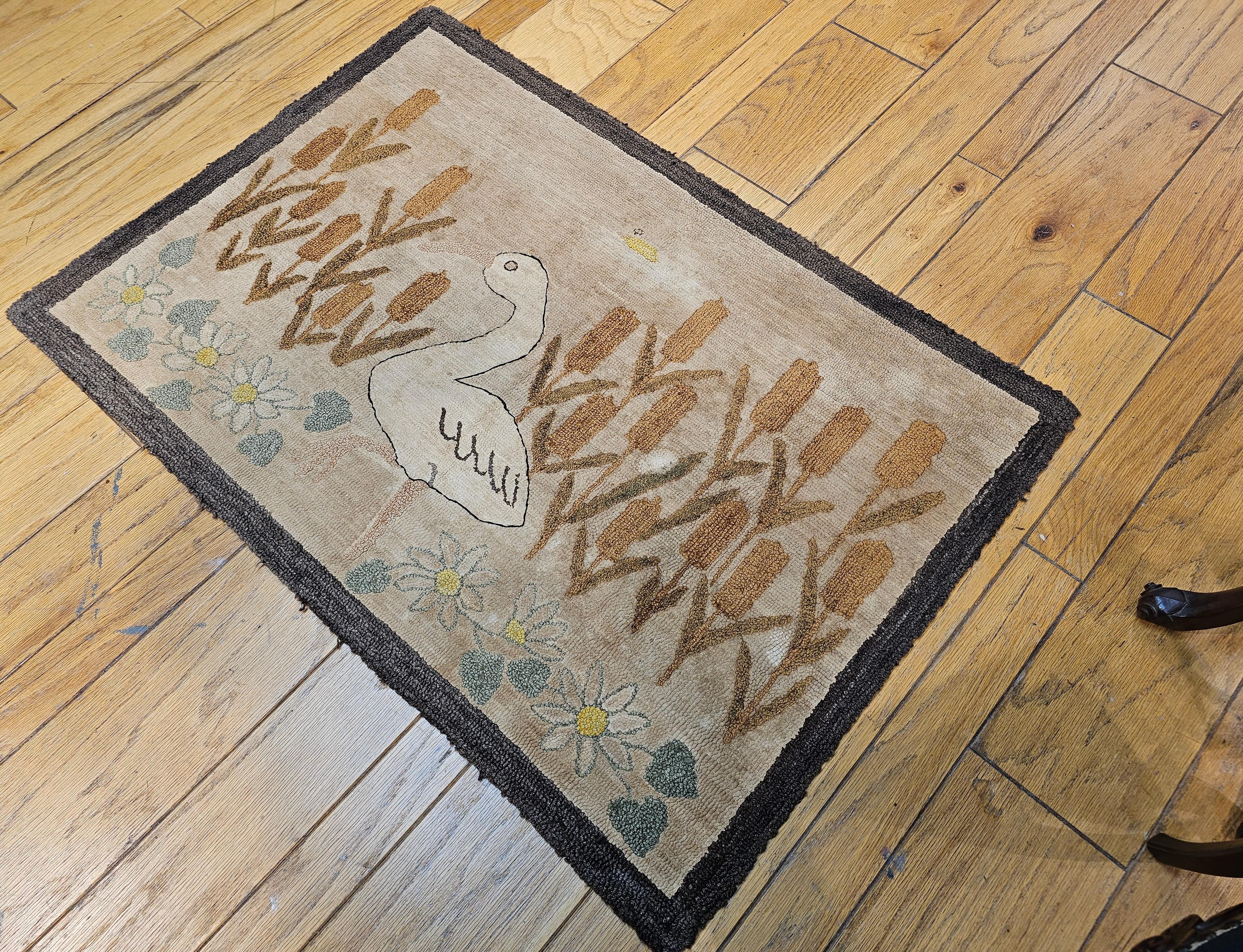 Amerikanischer handgehäkelter Teppich mit Kapuze aus dem frühen 20. Jahrhundert in Vogel- und Blumenmuster im Angebot 6