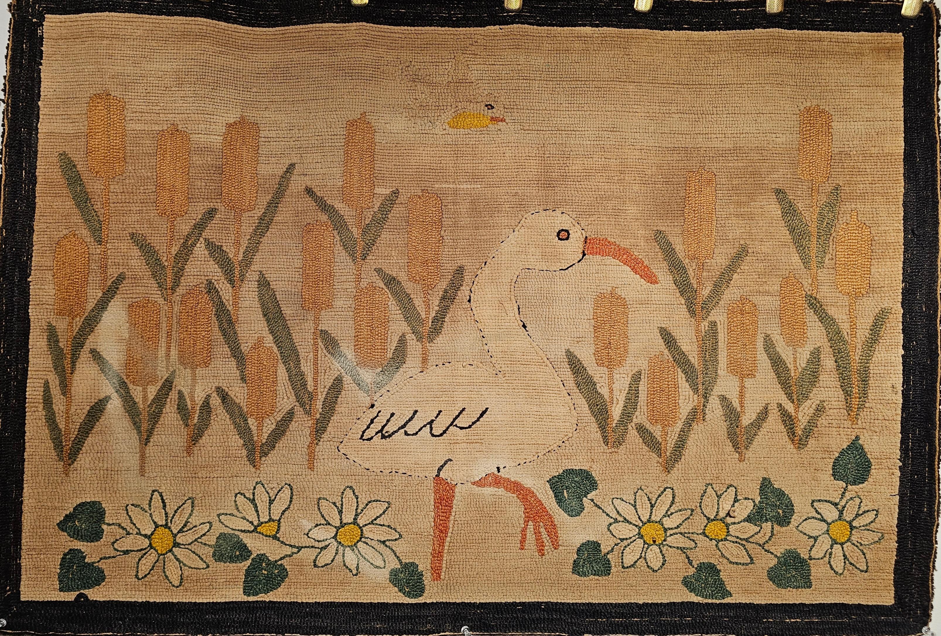 Amerikanischer handgehäkelter Teppich mit Kapuze aus dem frühen 20. Jahrhundert in Vogel- und Blumenmuster (Handgefertigt) im Angebot
