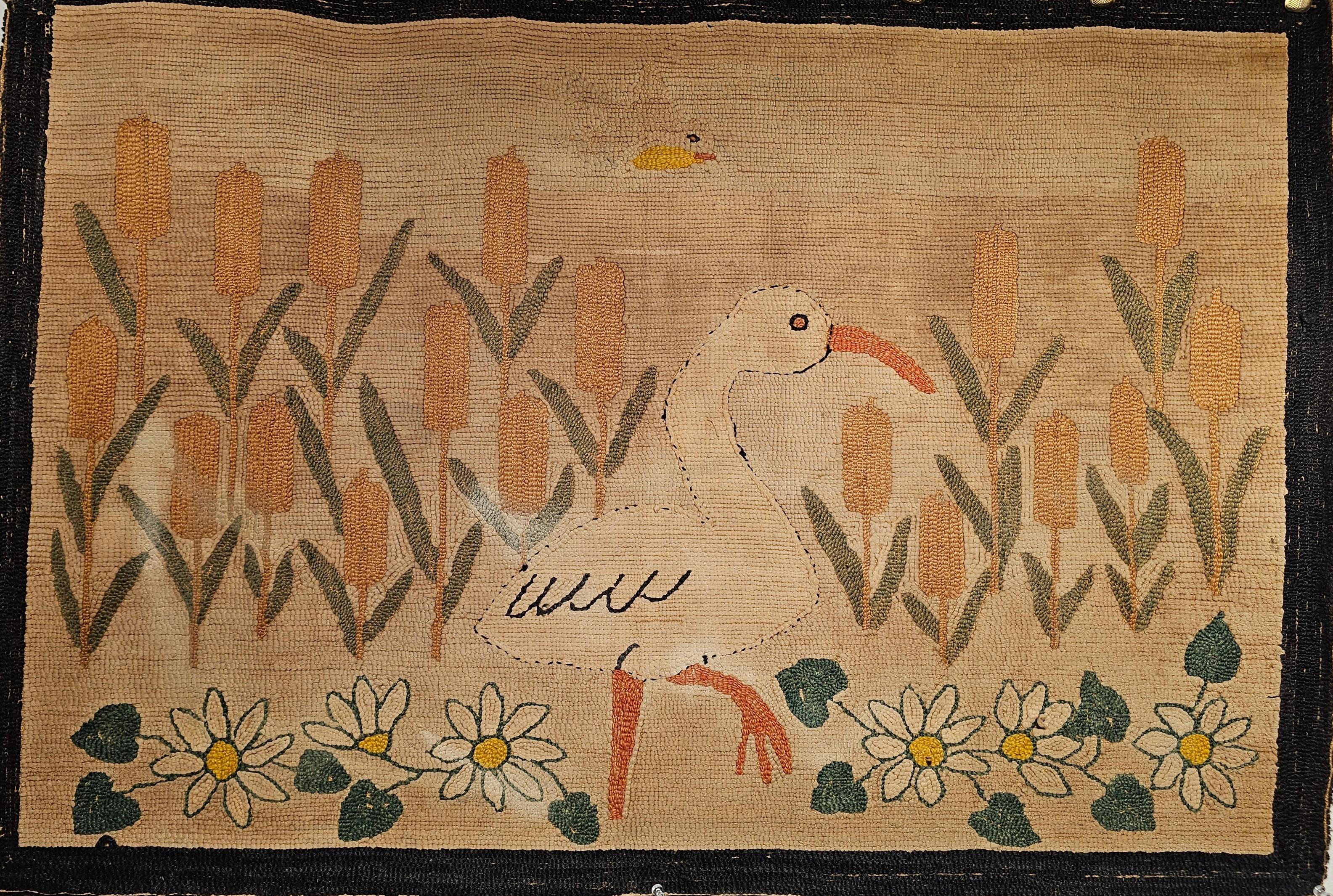 Amerikanischer handgehäkelter Teppich mit Kapuze aus dem frühen 20. Jahrhundert in Vogel- und Blumenmuster im Zustand „Gut“ im Angebot in Barrington, IL