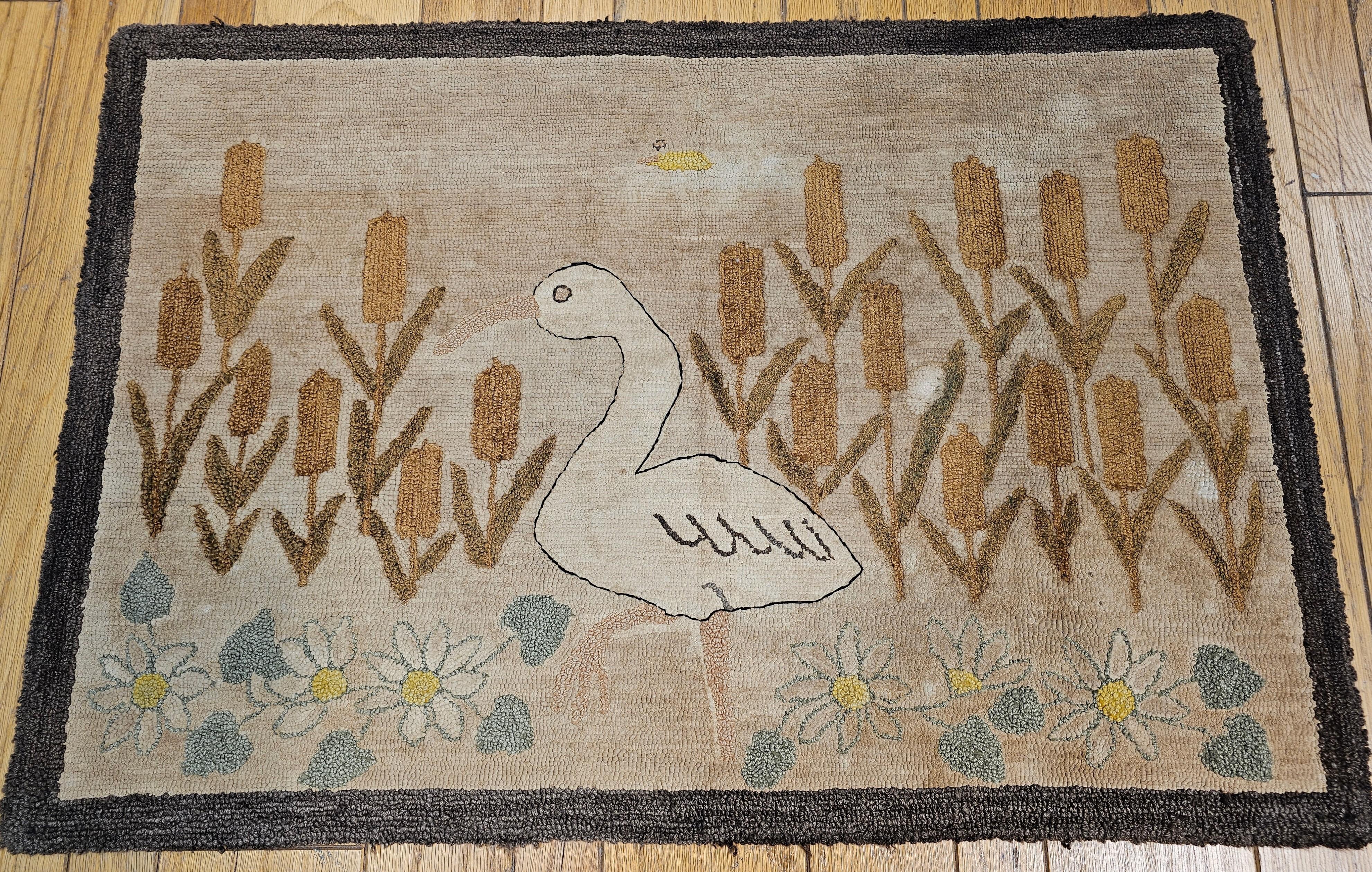 Amerikanischer handgehäkelter Teppich mit Kapuze aus dem frühen 20. Jahrhundert in Vogel- und Blumenmuster (Baumwolle) im Angebot