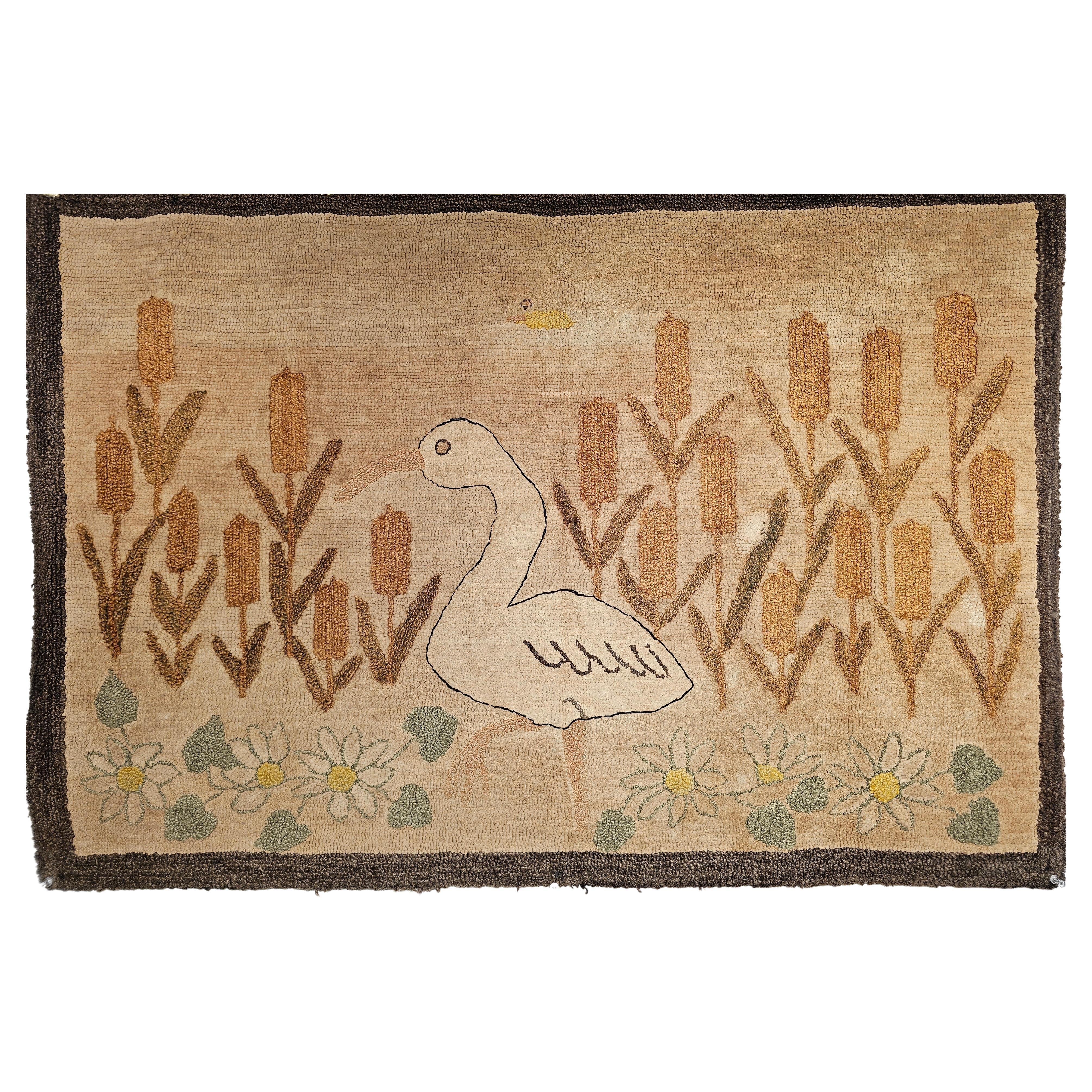 Amerikanischer handgehäkelter Teppich mit Kapuze aus dem frühen 20. Jahrhundert in Vogel- und Blumenmuster im Angebot