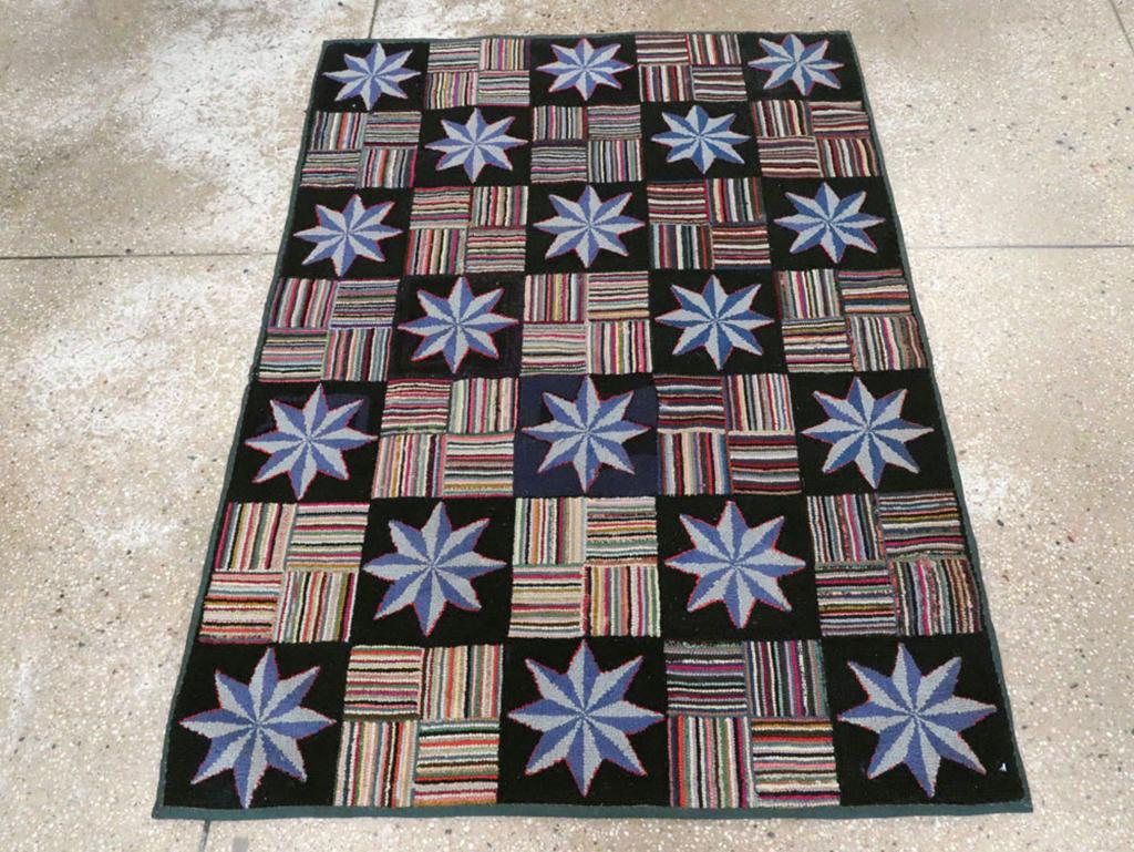 Un ancien tapis à crochets américain fabriqué à la main au début du 20e siècle.

Mesures : 3' 4
