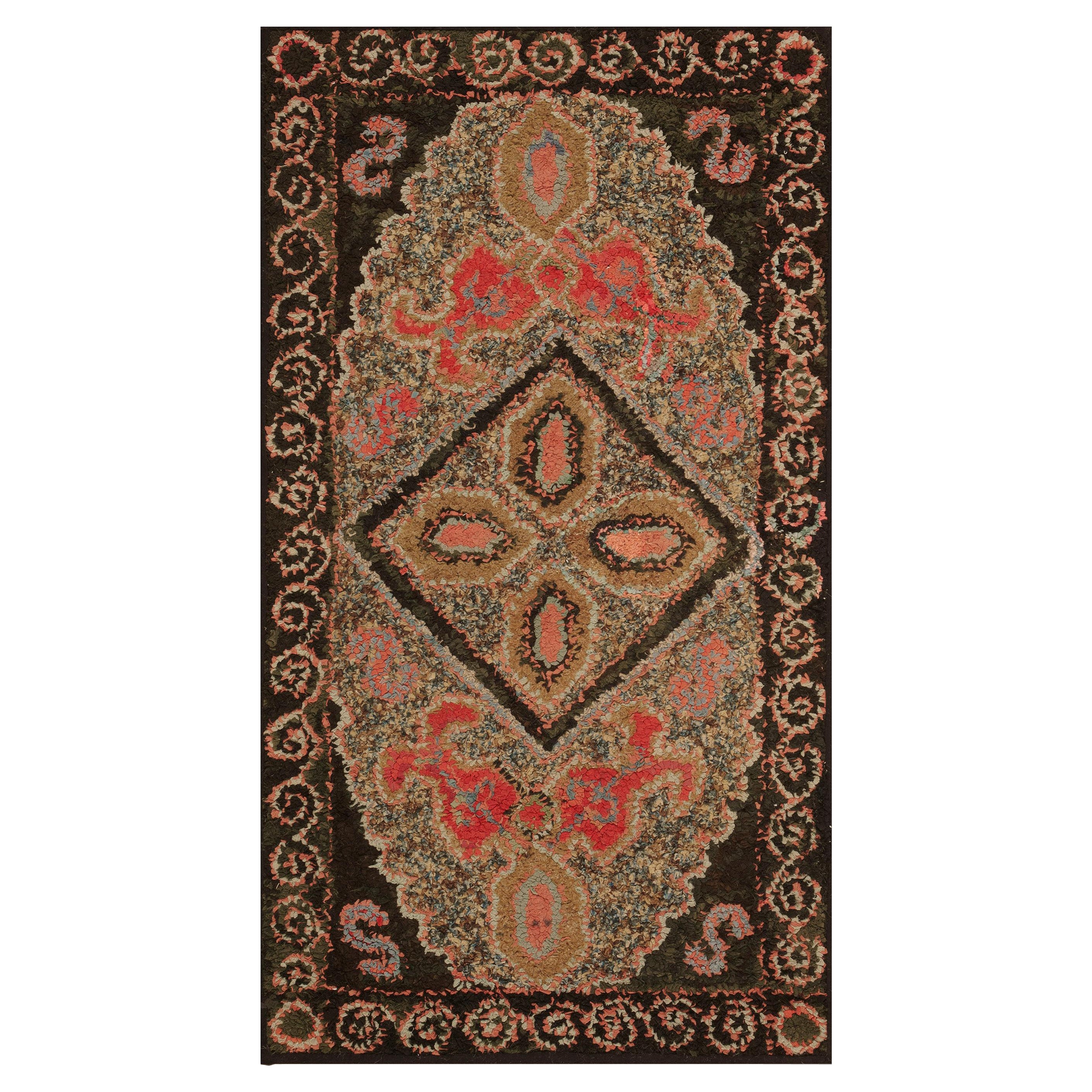Tapis à capuche américain ancien 1'. 10"" x 3' 4"" en vente