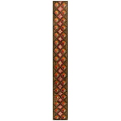 Amerikanischer Kapuzenteppich des frühen 20. Jahrhunderts ( 1'10" x 14' - 56 x 427")