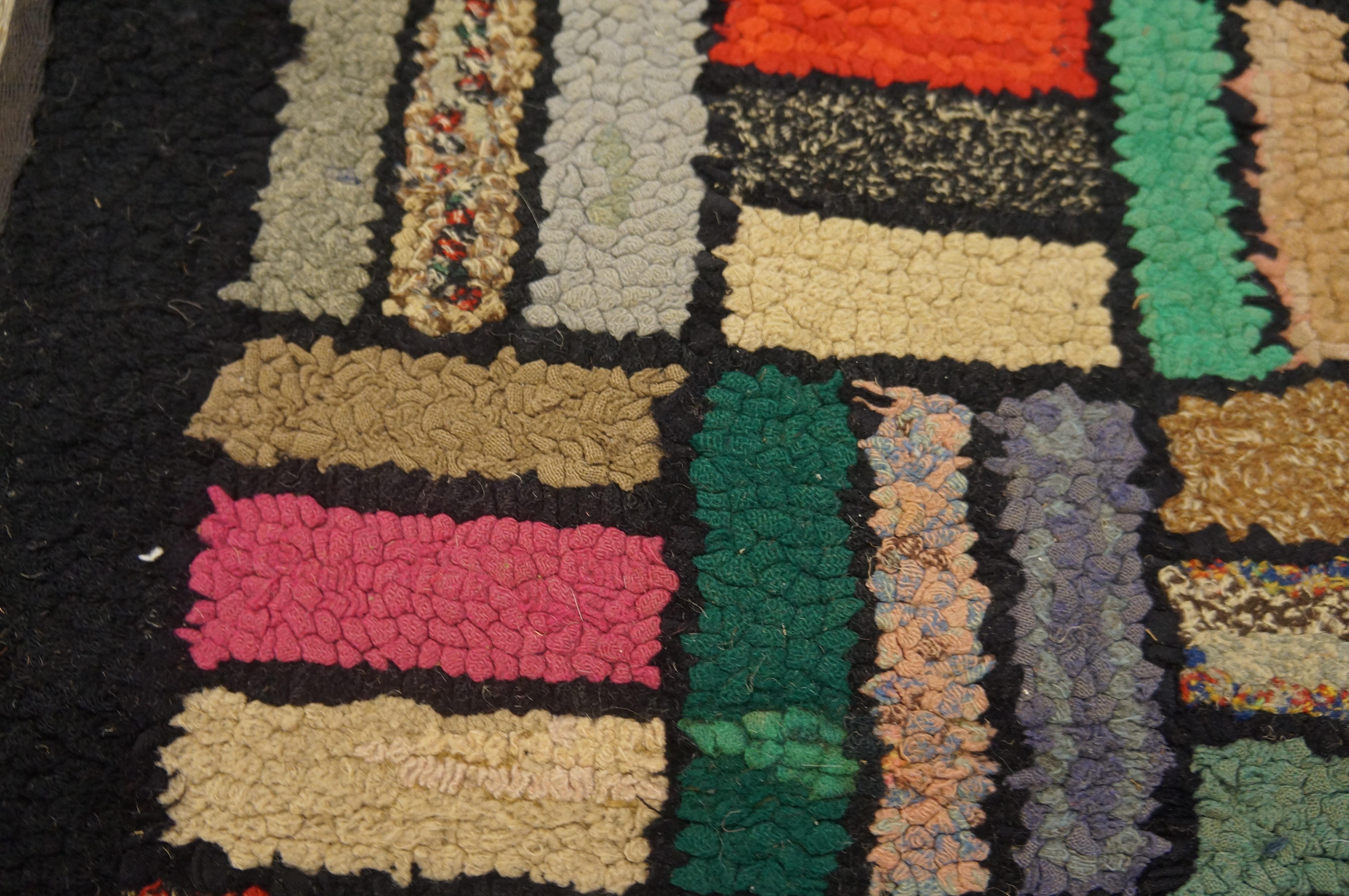Tapis crocheté américain du début du 20e siècle avec motif de tissage de panier (2'2