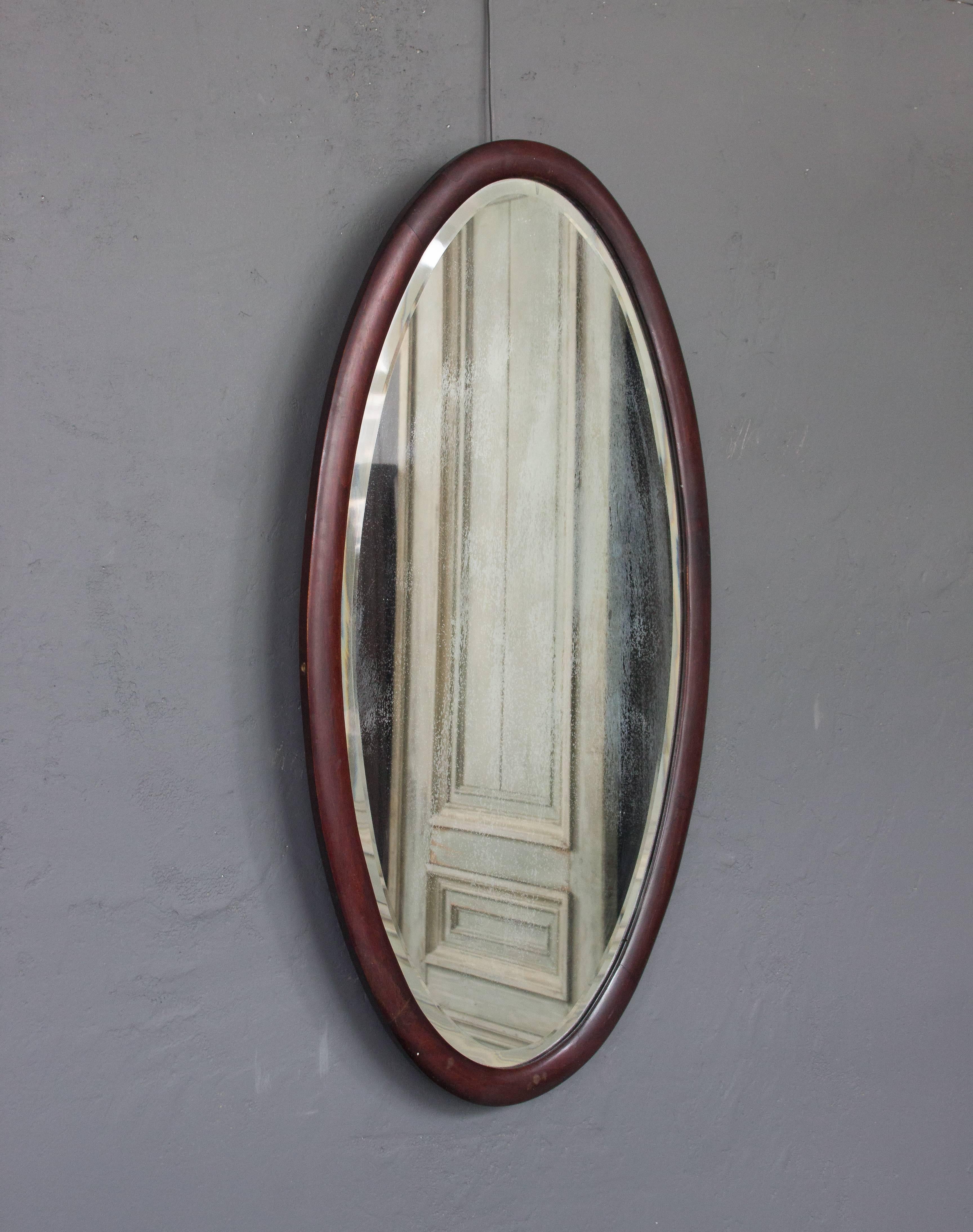 Early 20th Century American Mahogany Oval Mirror In Good Condition In Buchanan, NY