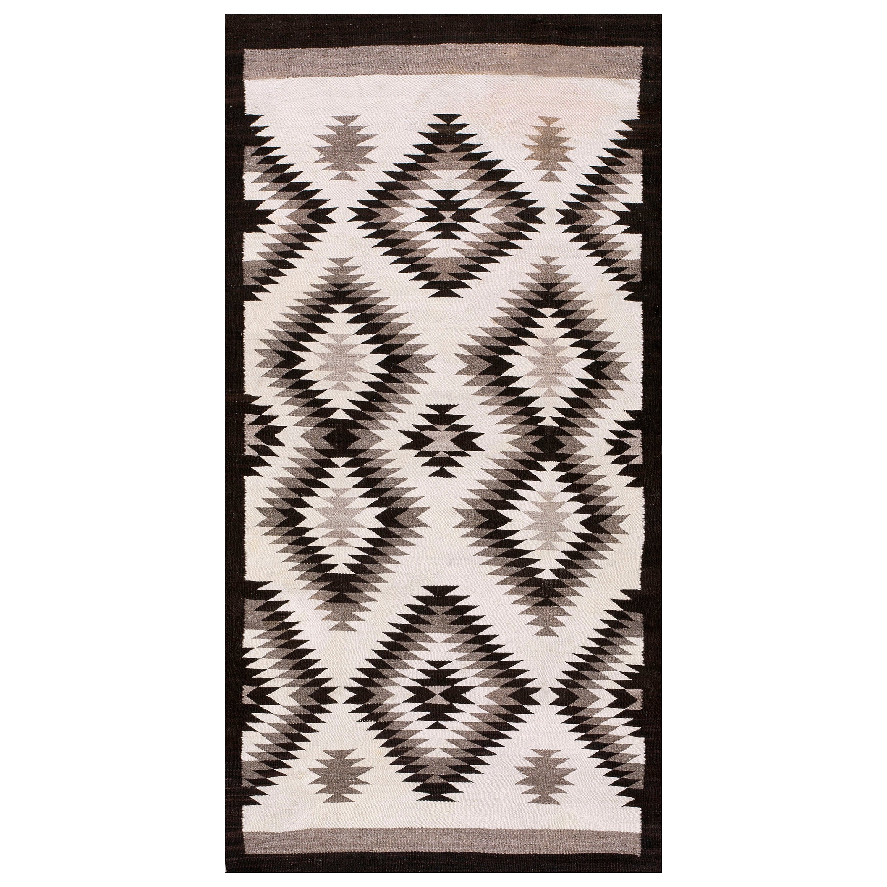 Amerikanischer Navajo-Teppich des frühen 20. Jahrhunderts ( 3'3'' x 6'4'' - 99 x 193 )