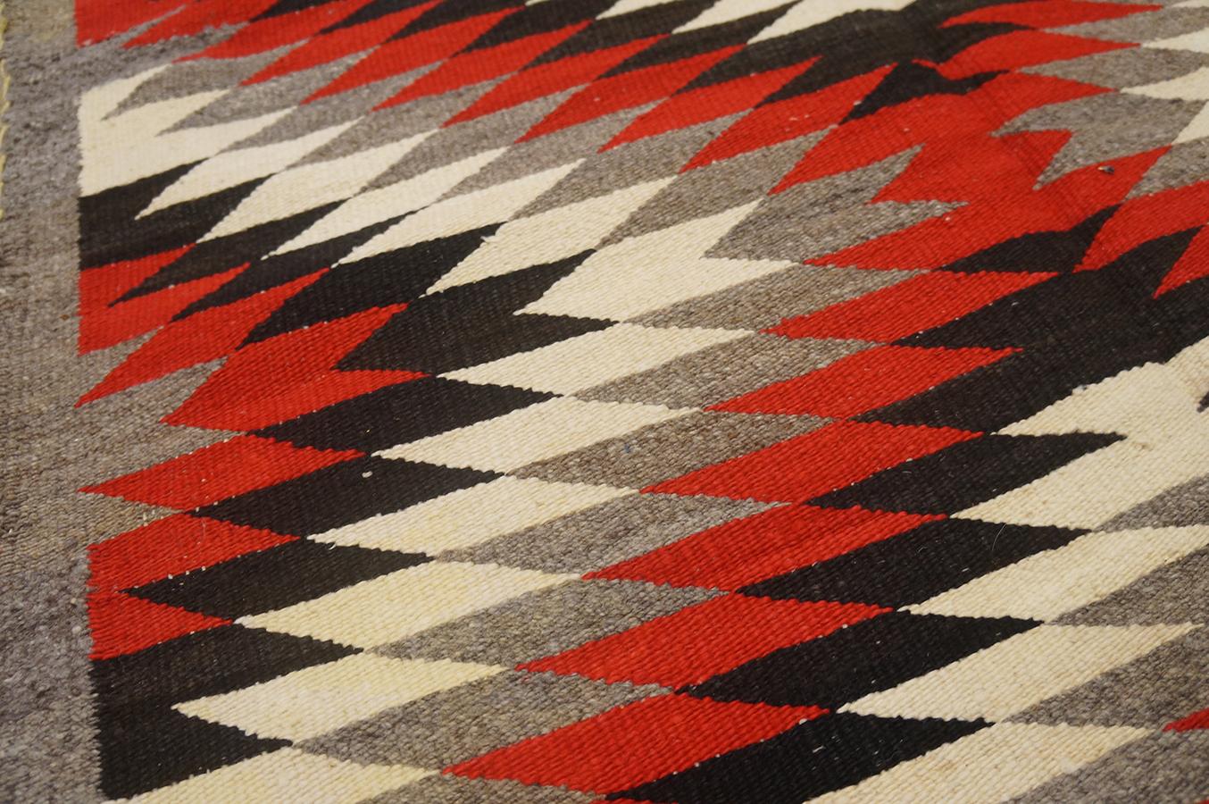 Tapis Navajo Eye Dazzler du début du 20ème siècle ( 3' x 4'2'' - 91 x 127 ) en vente 13