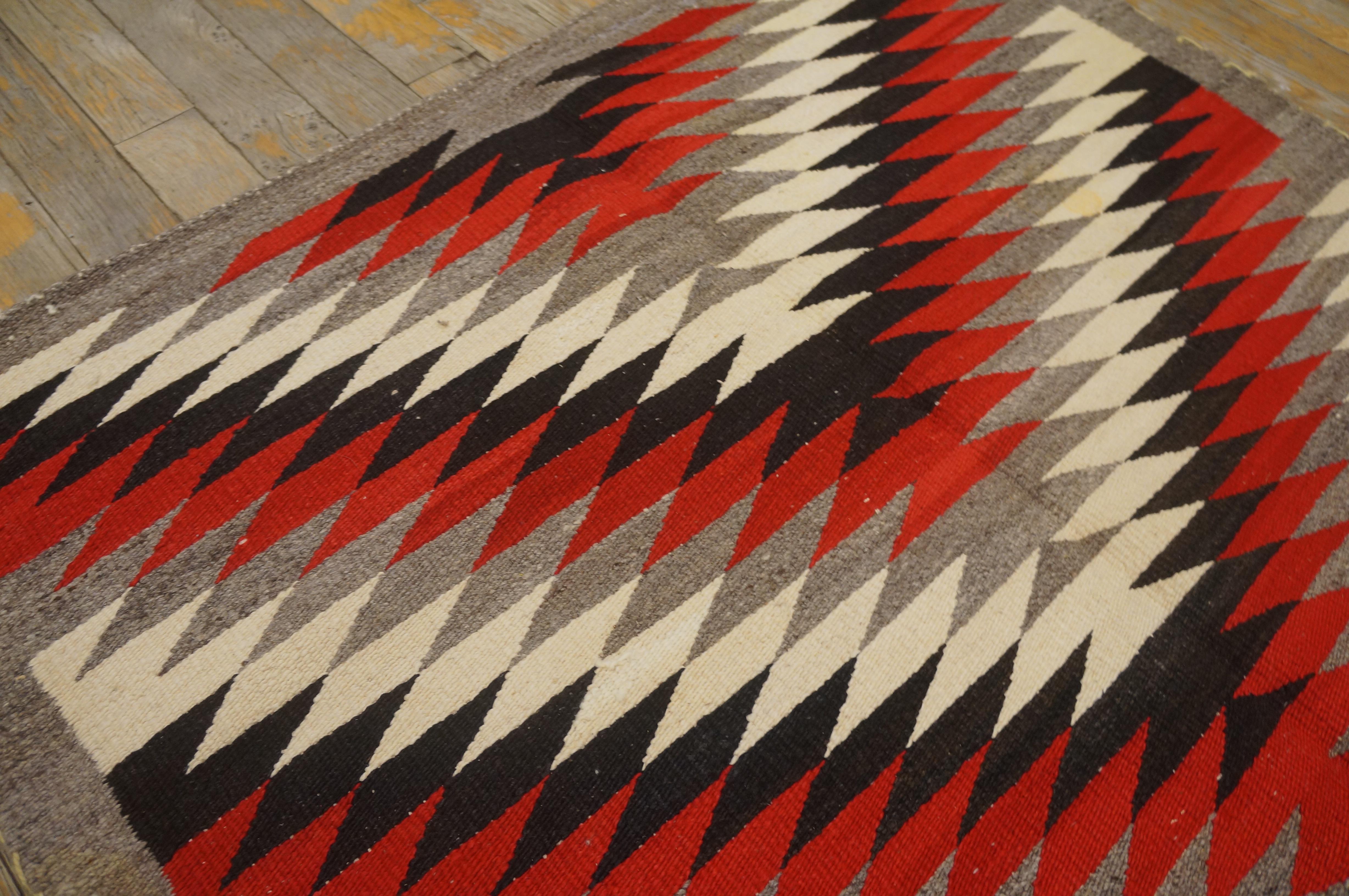 Amerikanischer Navajo Eye Dazzler-Teppich des frühen 20. Jahrhunderts ( 3' x 4'2'' - 91 x 127) im Zustand „Gut“ im Angebot in New York, NY