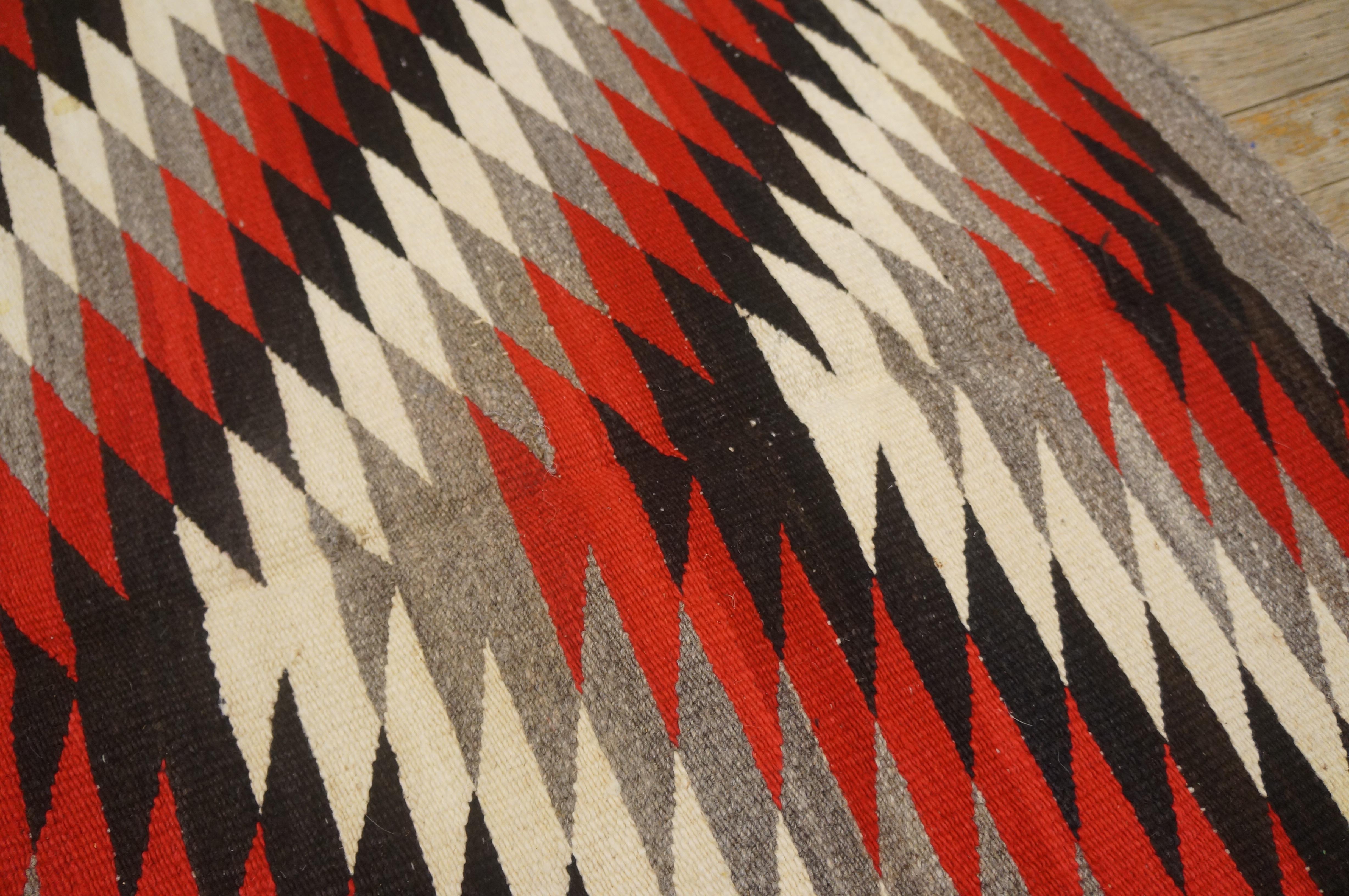 Amerikanischer Navajo Eye Dazzler-Teppich des frühen 20. Jahrhunderts ( 3' x 4'2'' - 91 x 127) (Mitte des 20. Jahrhunderts) im Angebot