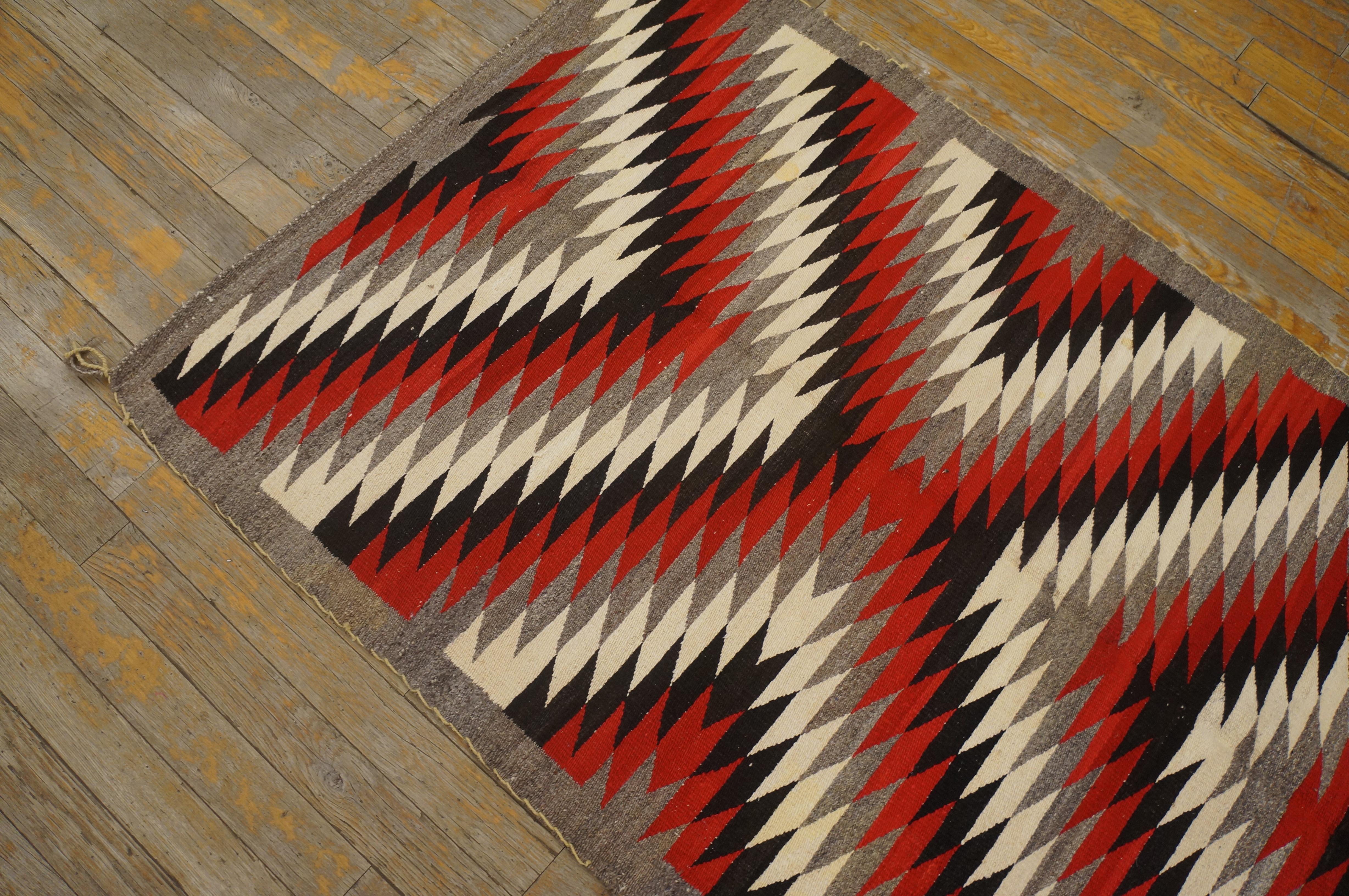 Amerikanischer Navajo Eye Dazzler-Teppich des frühen 20. Jahrhunderts ( 3' x 4'2'' - 91 x 127) (Wolle) im Angebot