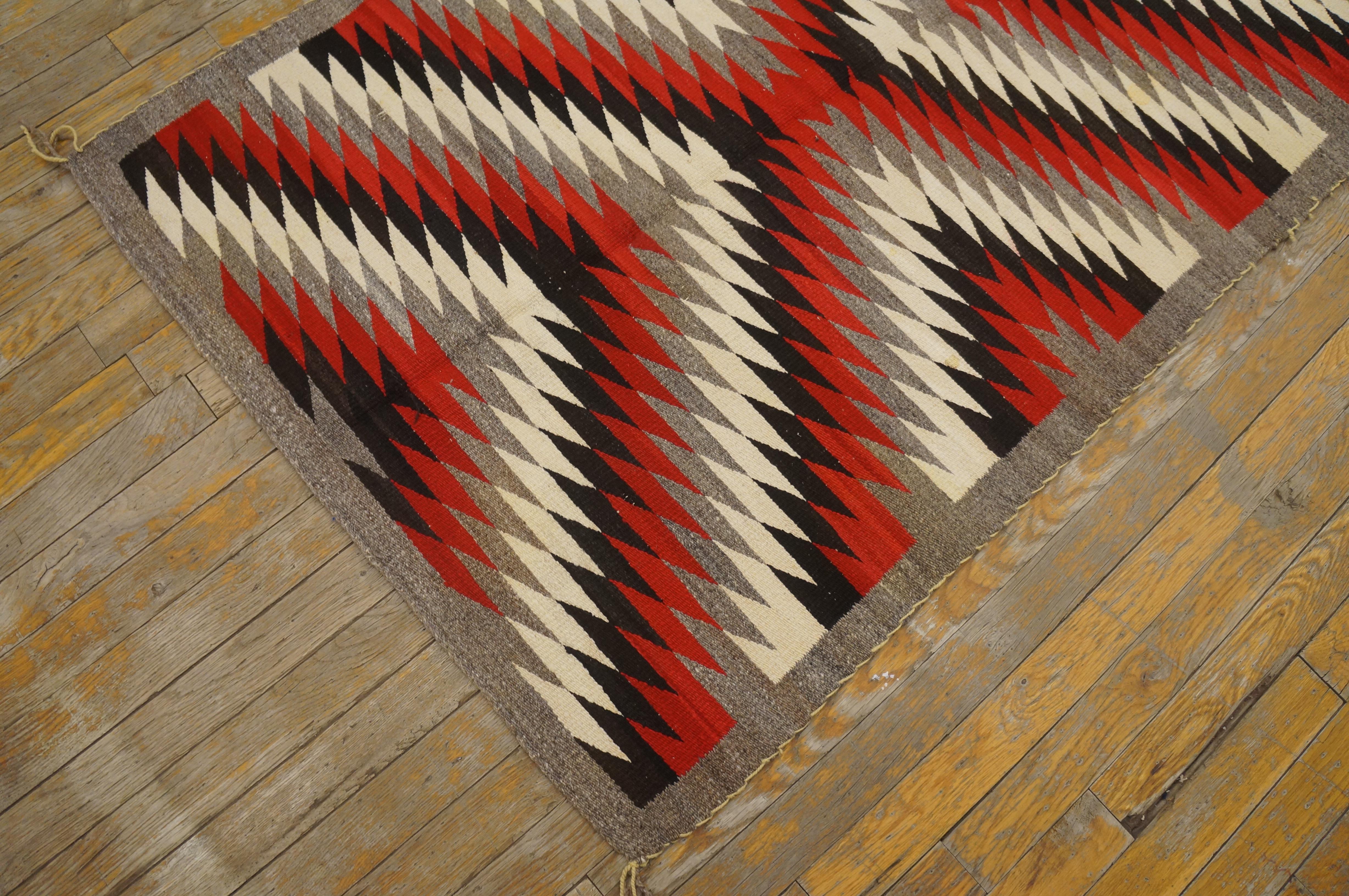 Amerikanischer Navajo Eye Dazzler-Teppich des frühen 20. Jahrhunderts ( 3' x 4'2'' - 91 x 127) im Angebot 1