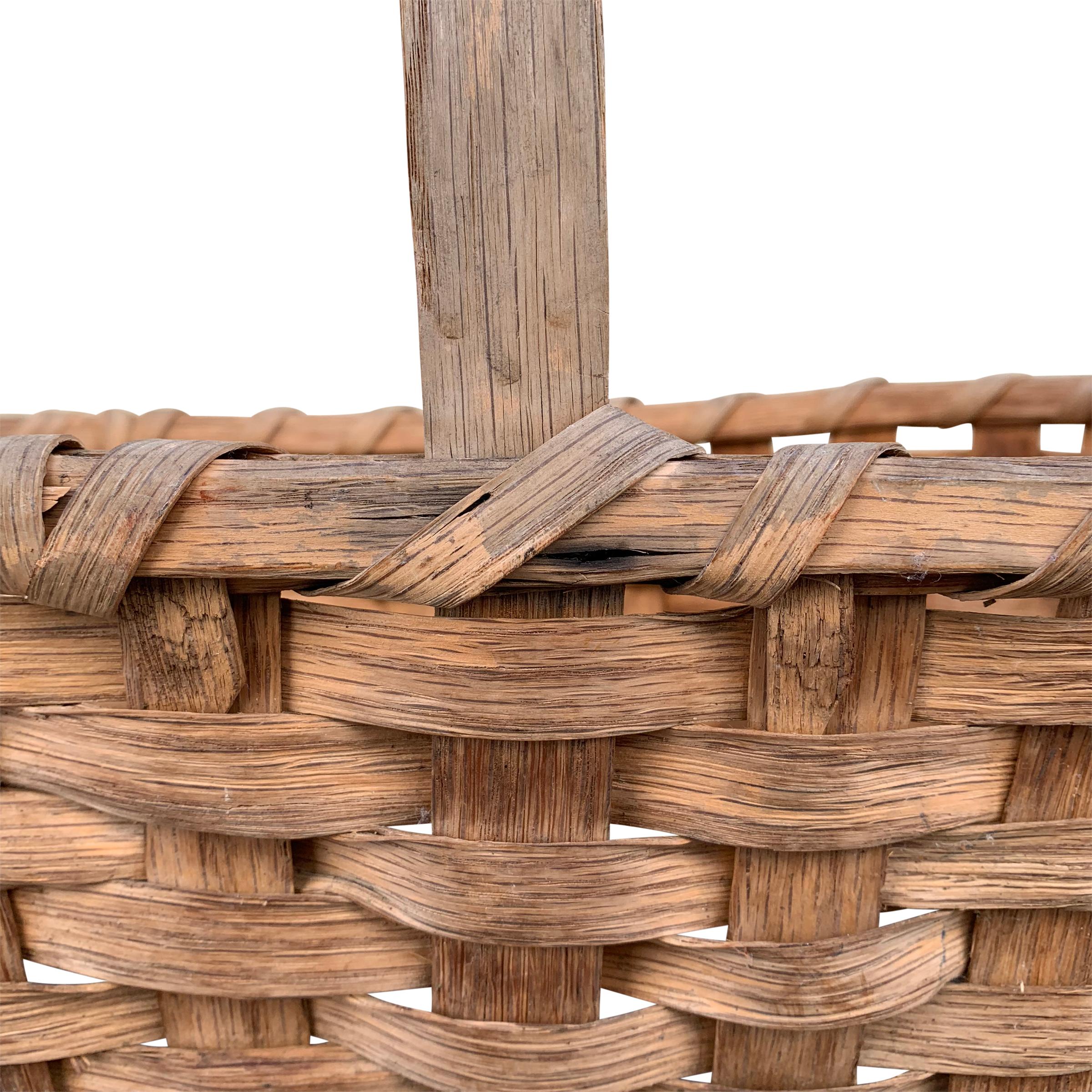 Early 20th Century American Oak Splint Gathering Basket In Good Condition In Chicago, IL