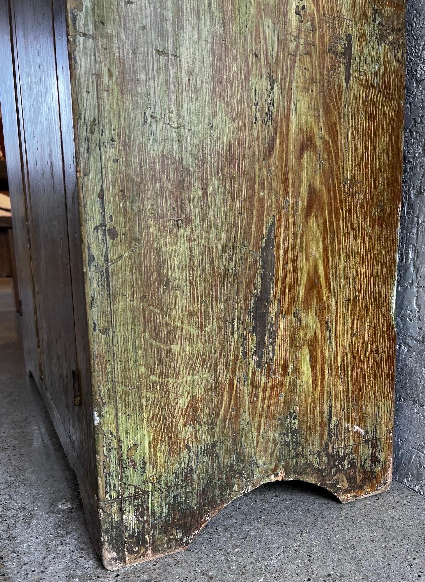 Early 20th Century American Painted Pine Pennsylvania Cupboard / Cabinet For Sale 5