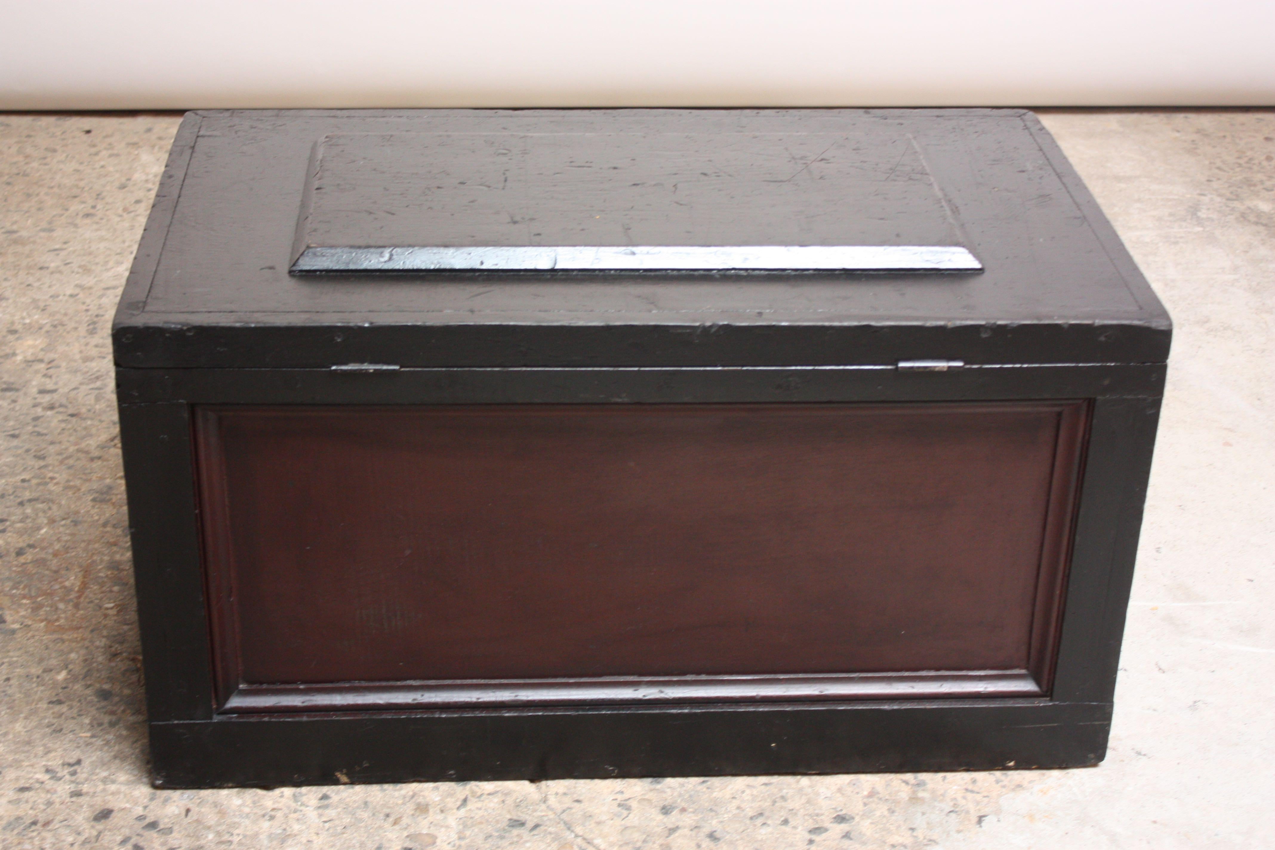 Early 20th Century American Painted Trunk or Blanket Chest In Good Condition In Brooklyn, NY