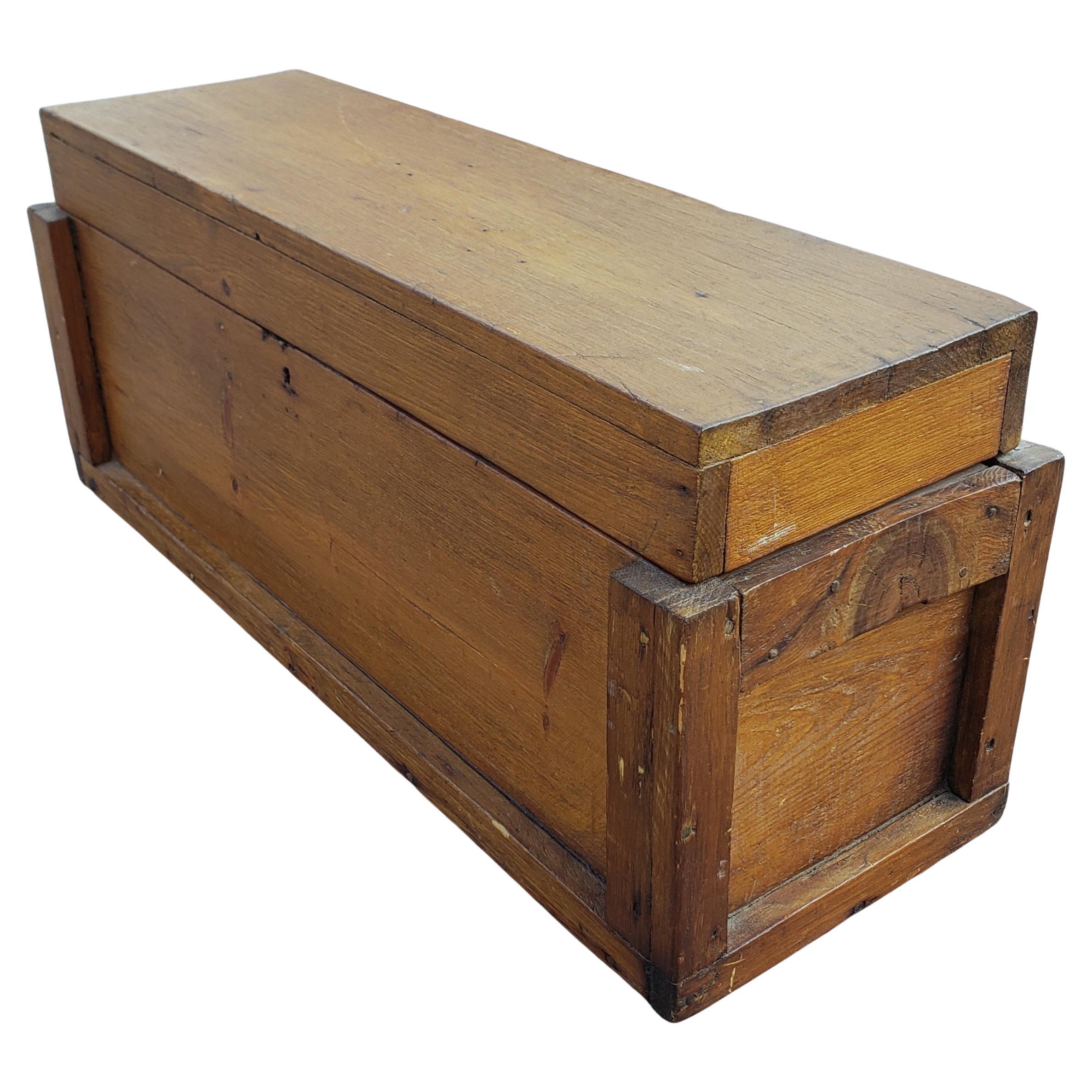Early 20th Century American Primitive Wooden Tool Box In Good Condition For Sale In Germantown, MD