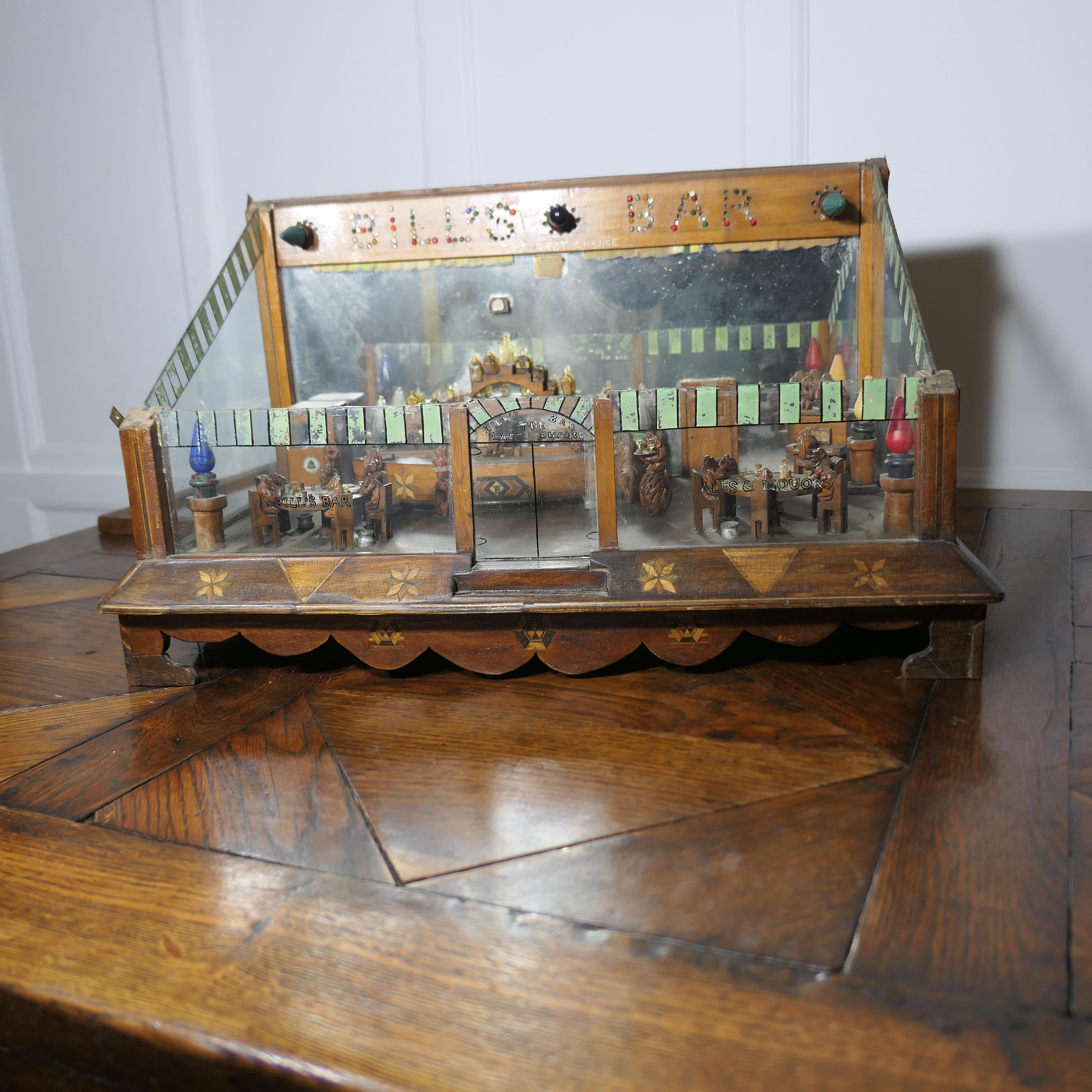 American Craftsman Prigioniero americano dei primi del Novecento Diorama Scimmia Saloon Bar  Billing Bar in vendita