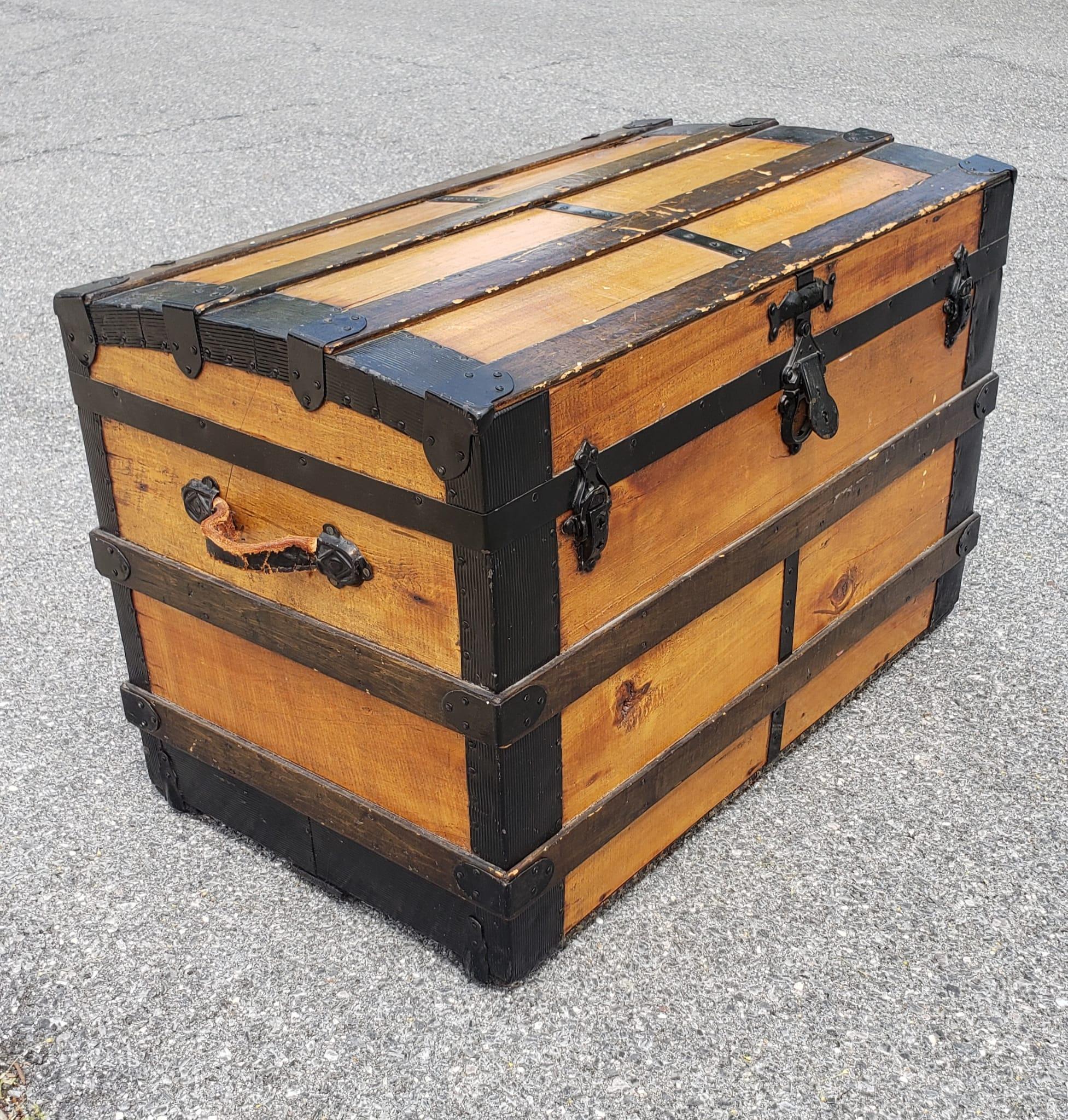 Early 20th Century American Rolling pine Blanket Trunk. Measures 34.5