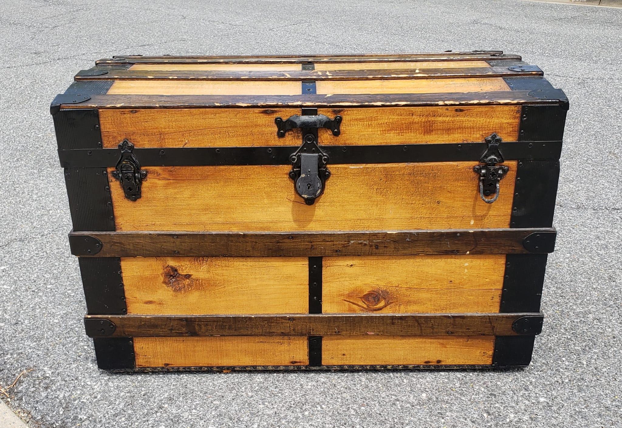 Early 20th Century American Rolling Pine Blanket Chest Storage Trunk In Good Condition For Sale In Germantown, MD