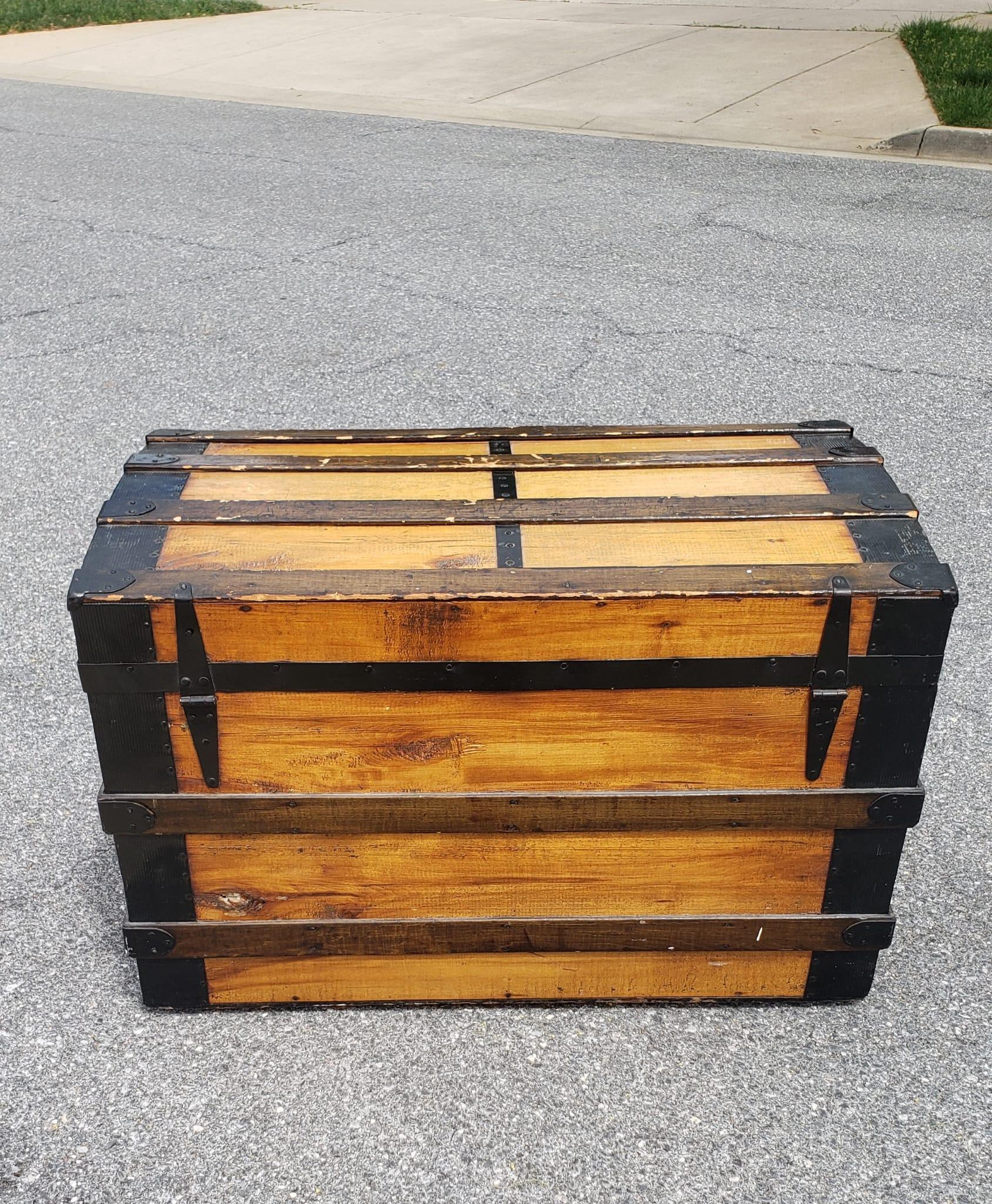 Early 20th Century American Rolling Pine Blanket Chest Storage Trunk For Sale 2