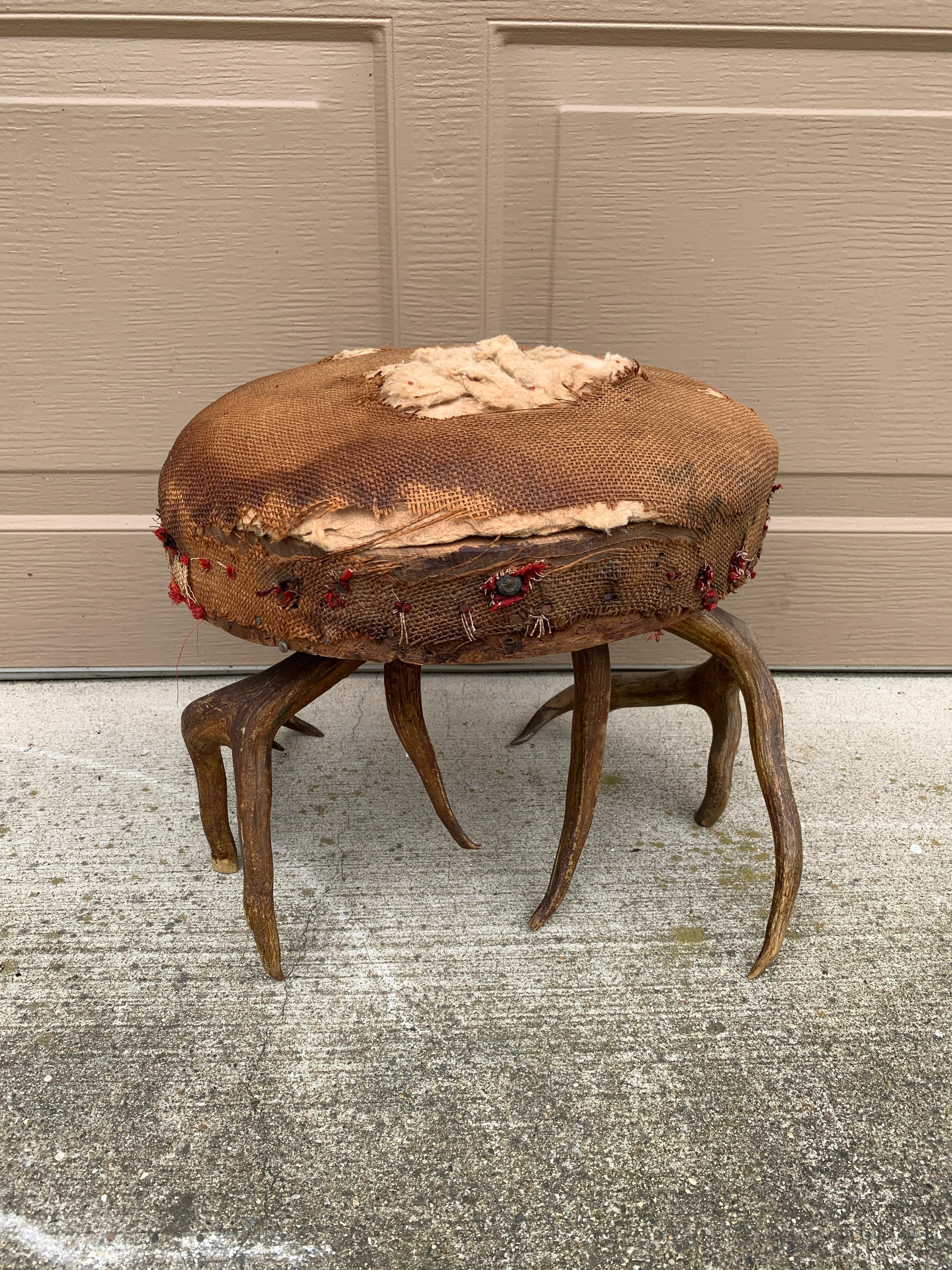 Un bellissimo pouf rustico e chic fatto a mano con due corna come base.  Questo pezzo sarebbe perfetto in una baita o in una casa in stile country. 

Stati Uniti, inizio del XX secolo

Misure: 15,5