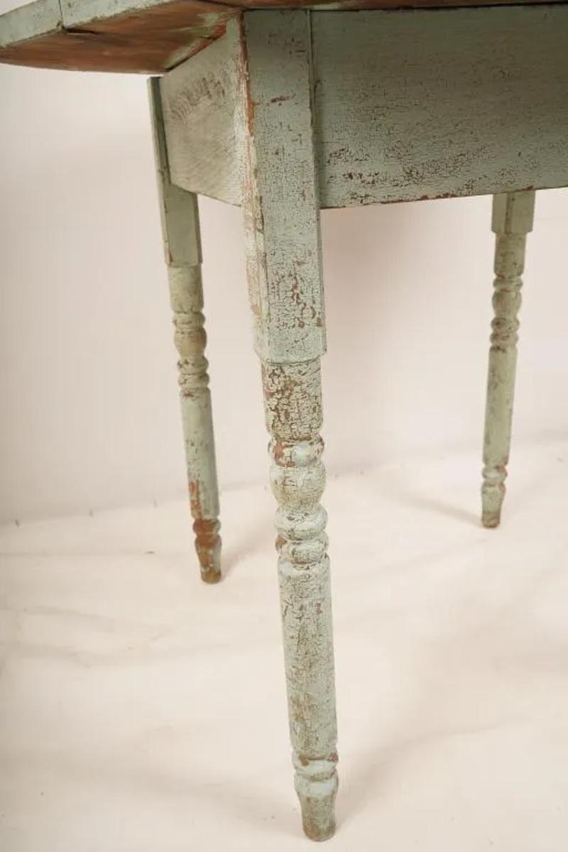 Amerikanischer, rustikaler, bemalter Tisch mit runder Platte aus dem frühen 20. Jahrhundert mit gedrechselten Beinen im Angebot 3