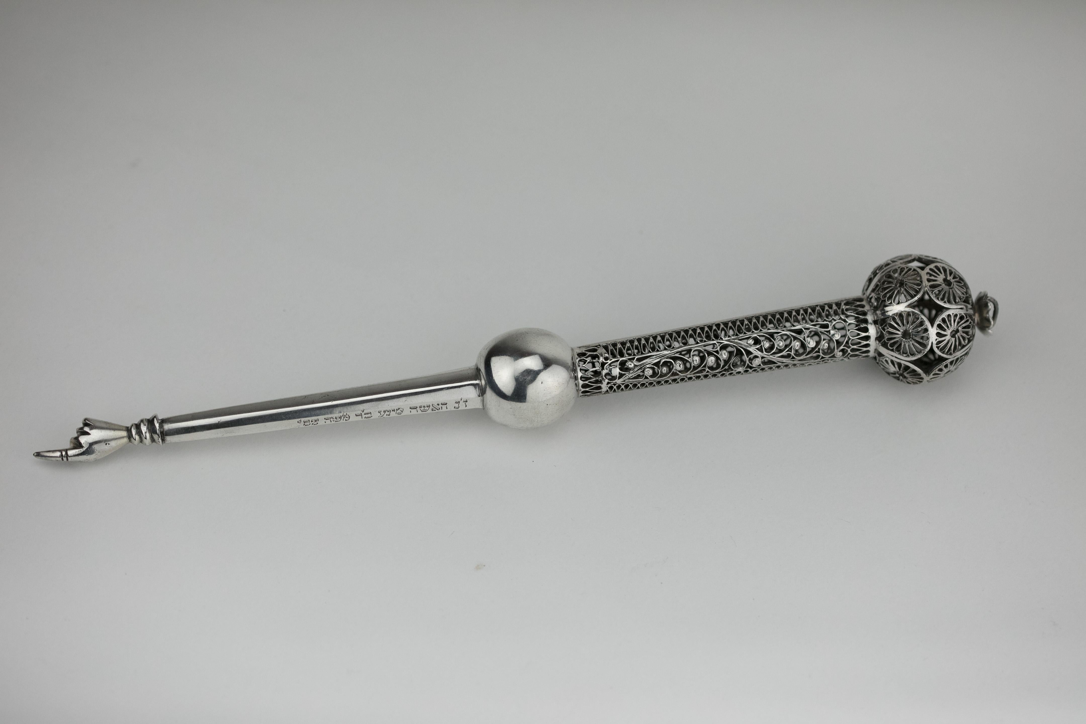 Handmade silver and silver filigree Torah pointer (Yad), USA, circa 1900. 
In Russian style. The upper portion decorated with silver filigree, terminating in a cuff and pointed hand, with suspension loop.
Engraved in Hebrew: 