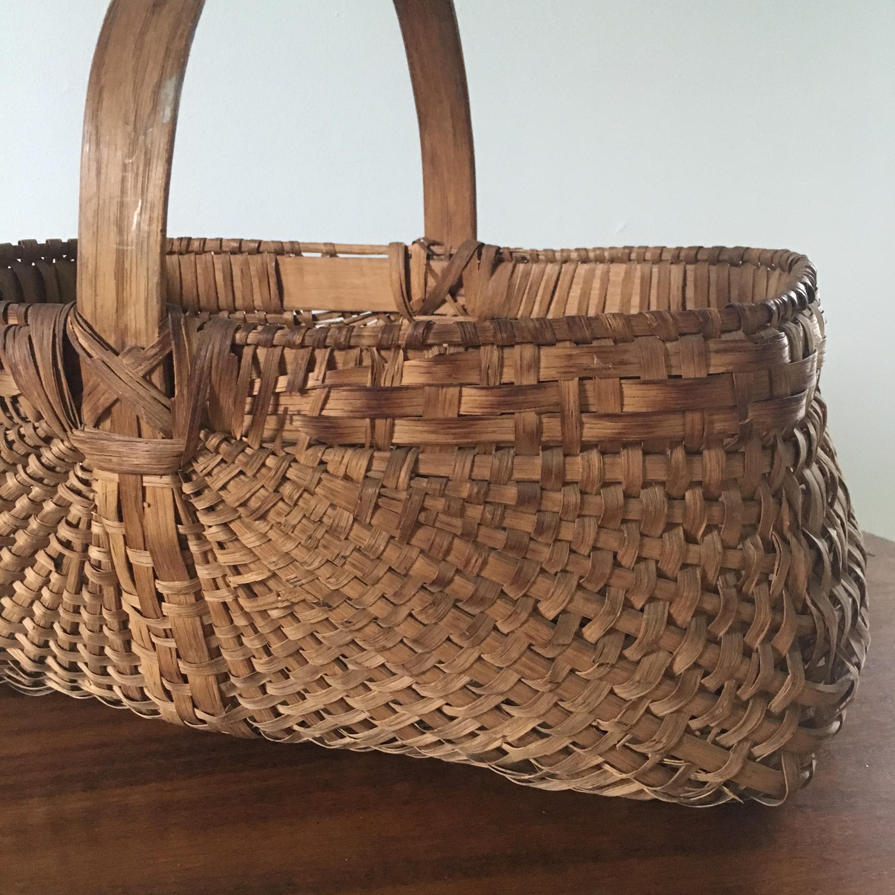 Early 20th Century American Splint Oak Gathering Basket In Good Condition In Elkhart, IN