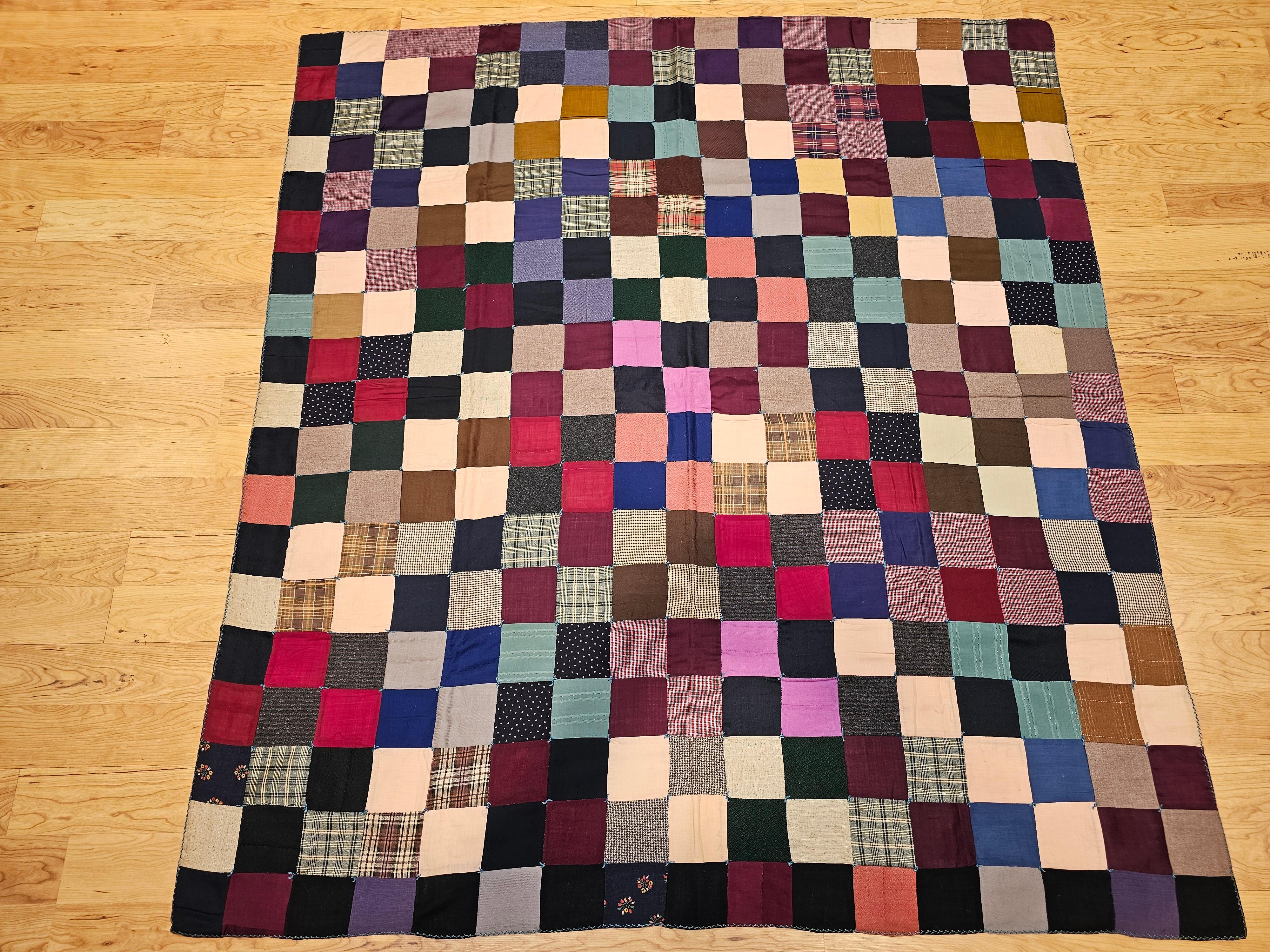 Handgestickter und handgenähter amerikanischer quadratischer Patchwork-Quilt aus den frühen 1900er Jahren.   Jedes Stück des Quilts wird einzeln von Hand zugeschnitten und genäht.  Es hat gestickte Nähte auf einer Flanell-Baumwollunterlage.  Der