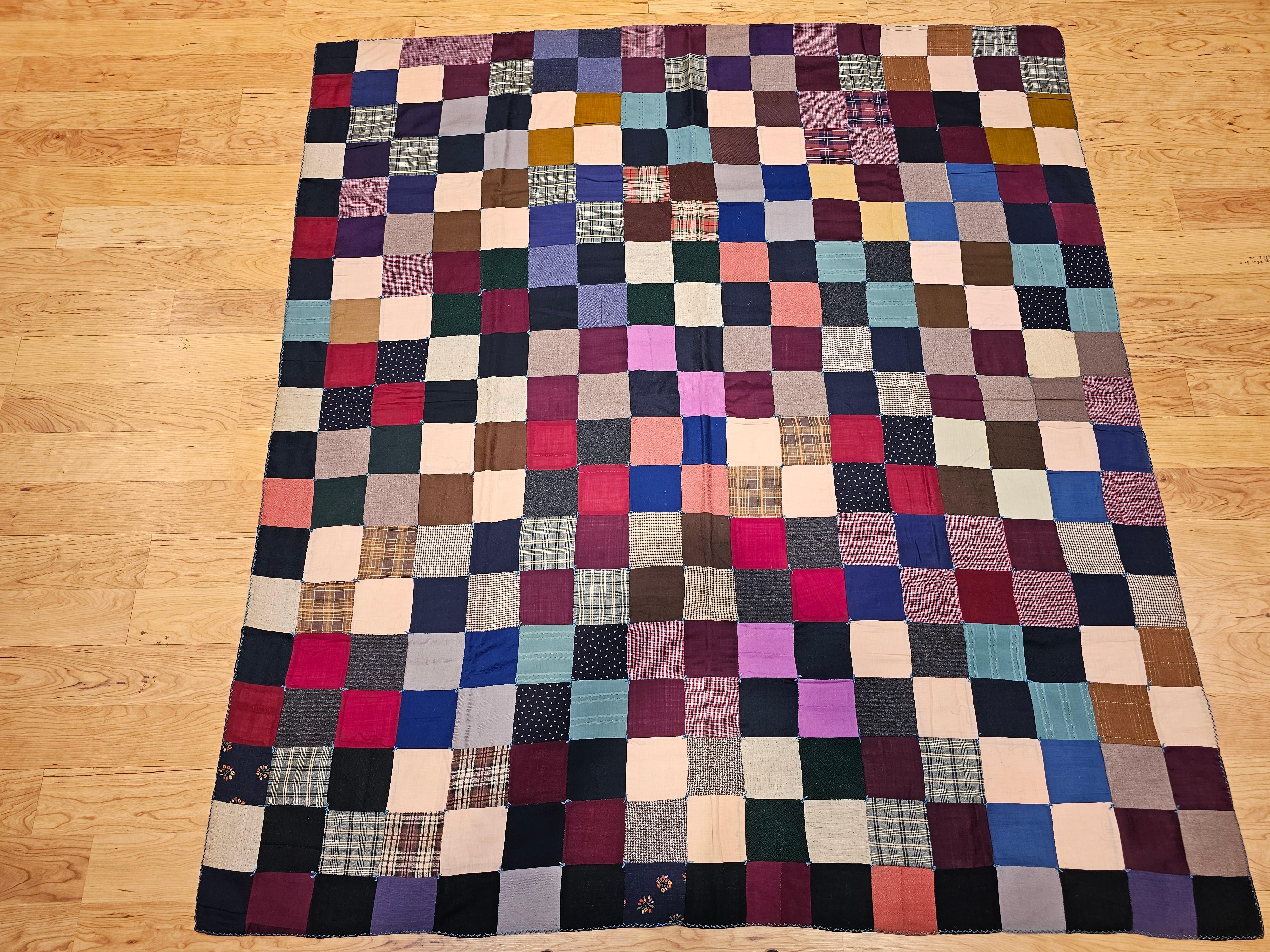 Amerikanische quadratische Patchwork-Steppdecke des frühen 20. Jahrhunderts (Handgefertigt)