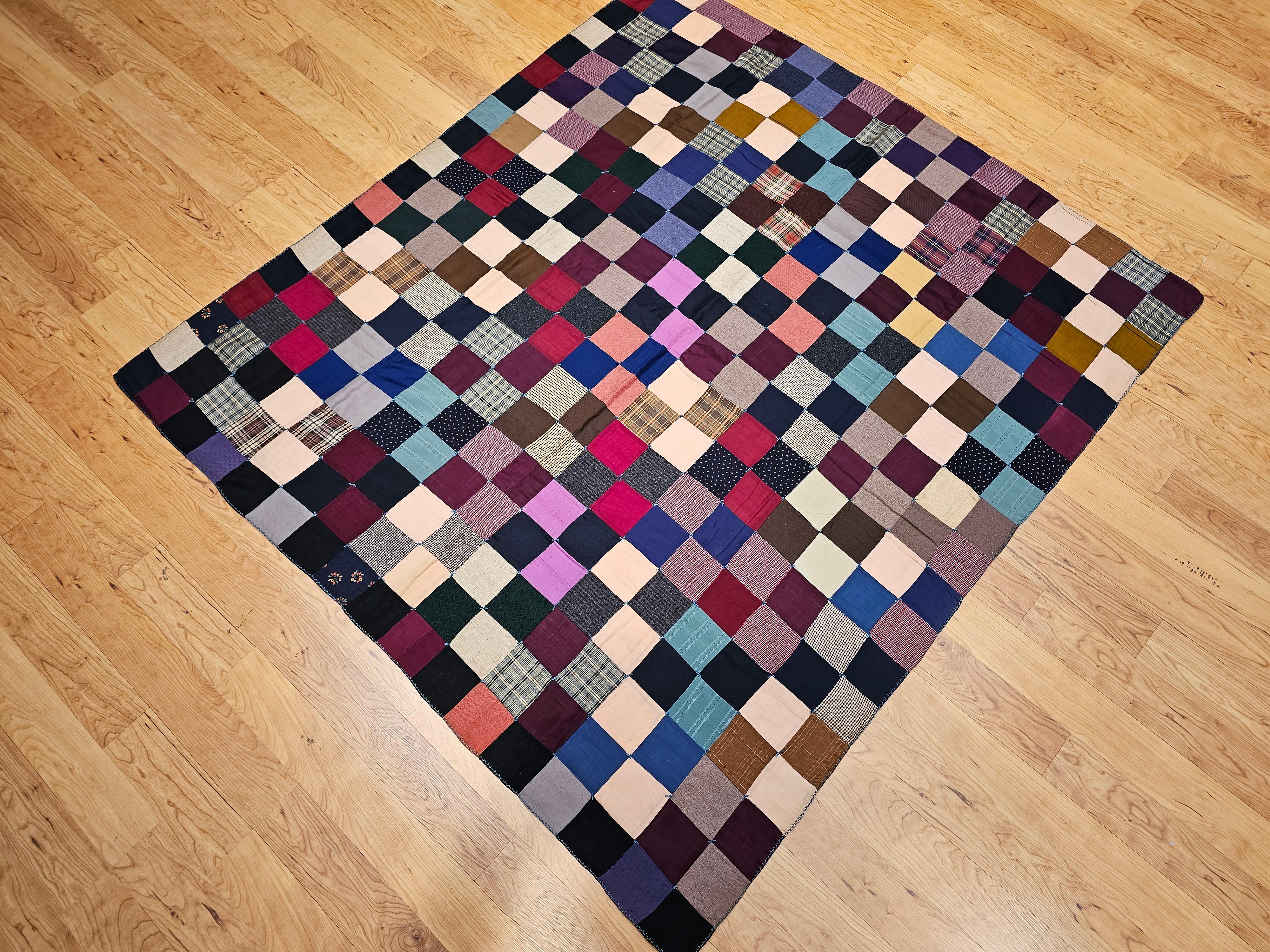 Amerikanische quadratische Patchwork-Steppdecke des frühen 20. Jahrhunderts im Zustand „Gut“ in Barrington, IL