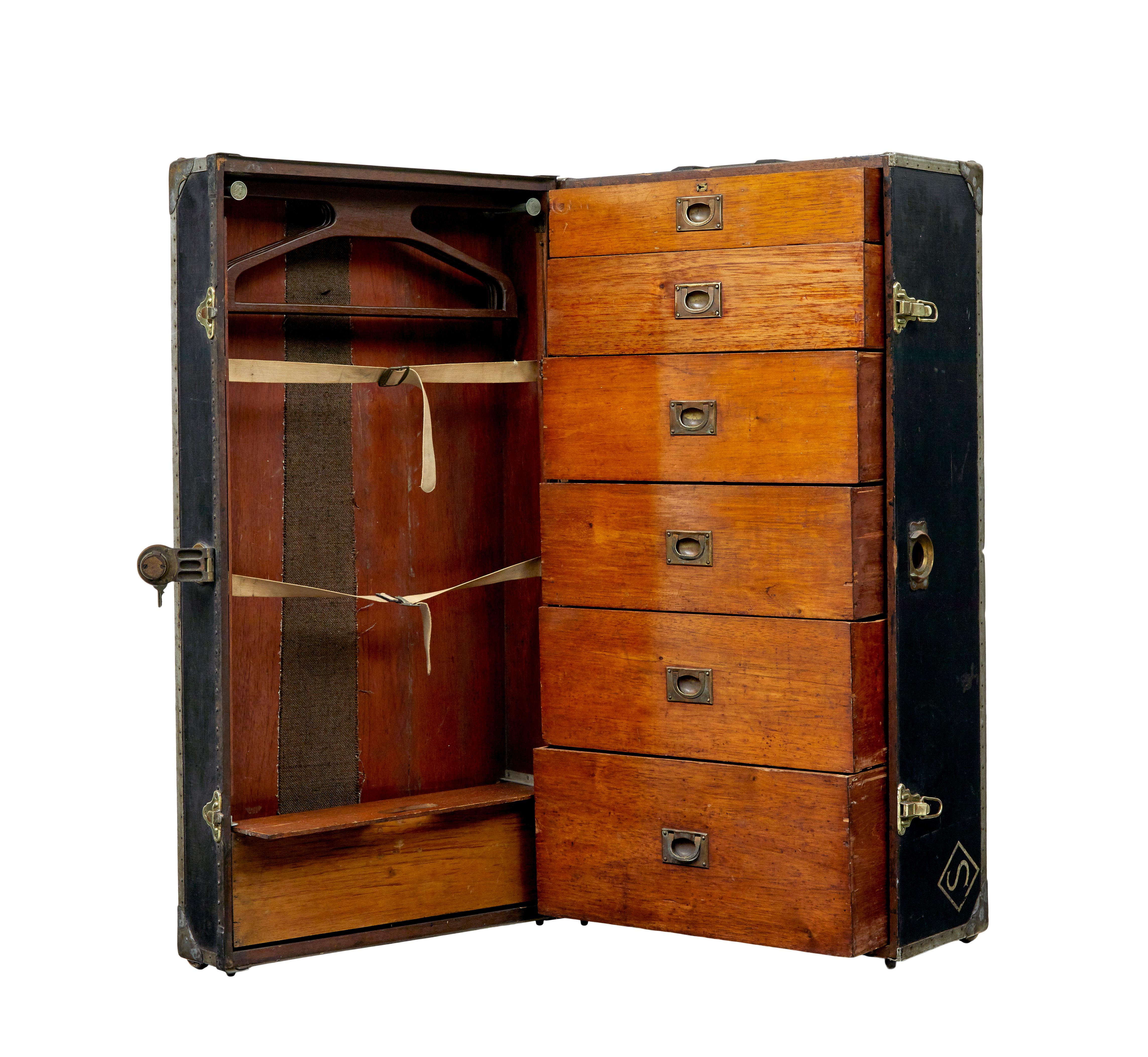 Coffre à vapeur américain du début du 20e siècle, vers 1915.

Nous avons le plaisir de vous proposer cet exemple de coffre à vapeur de fabrication américaine, probablement destiné aux gentlemen en voyage.

Équipé de serrures Yale & Townes mfg co