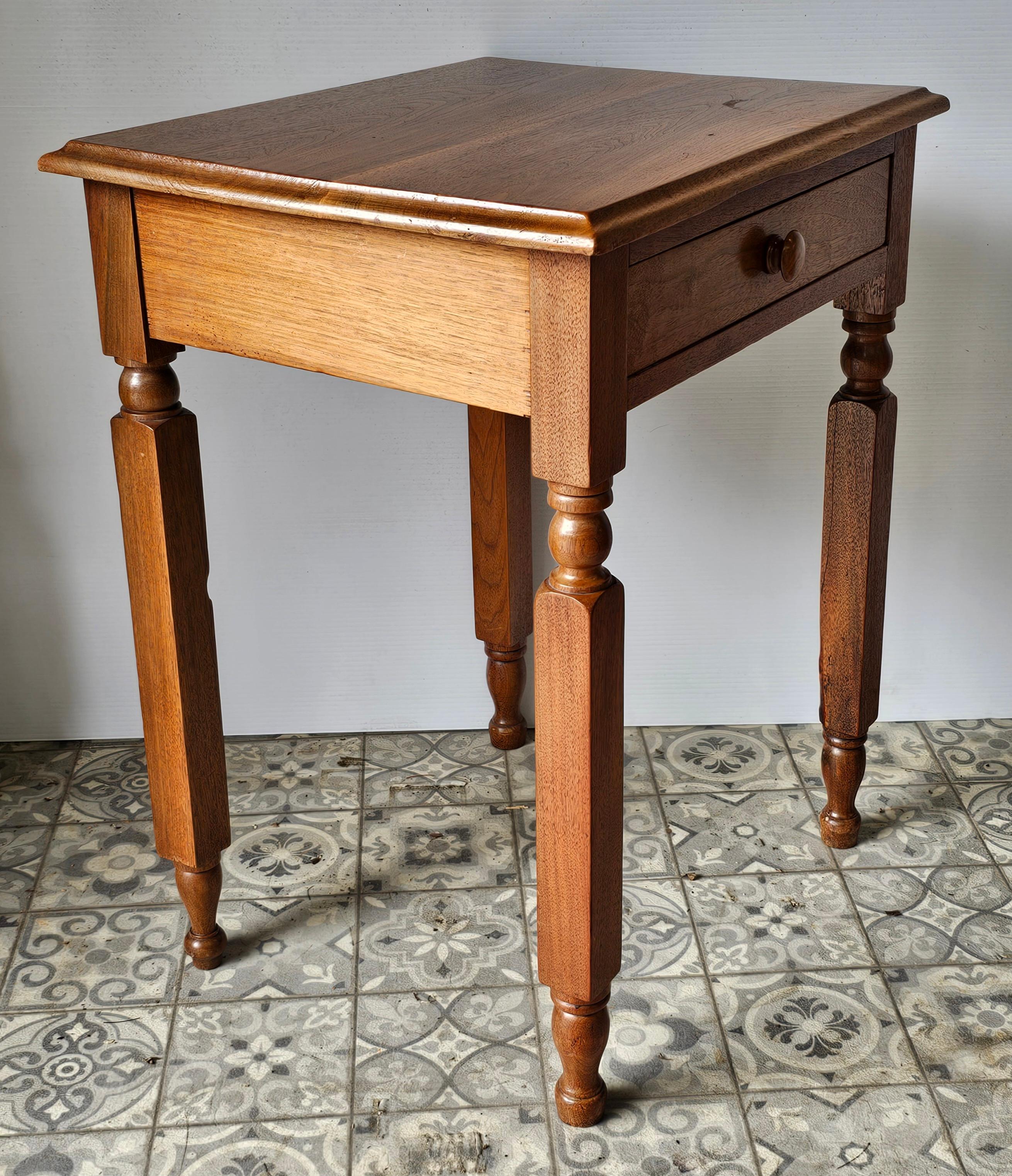 Early 20th Century American Walnut Single Drawer Work Table In Good Condition For Sale In Germantown, MD