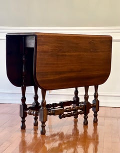 Early 20th Century American William and Mary Style Chestnut Gate-Leg Table