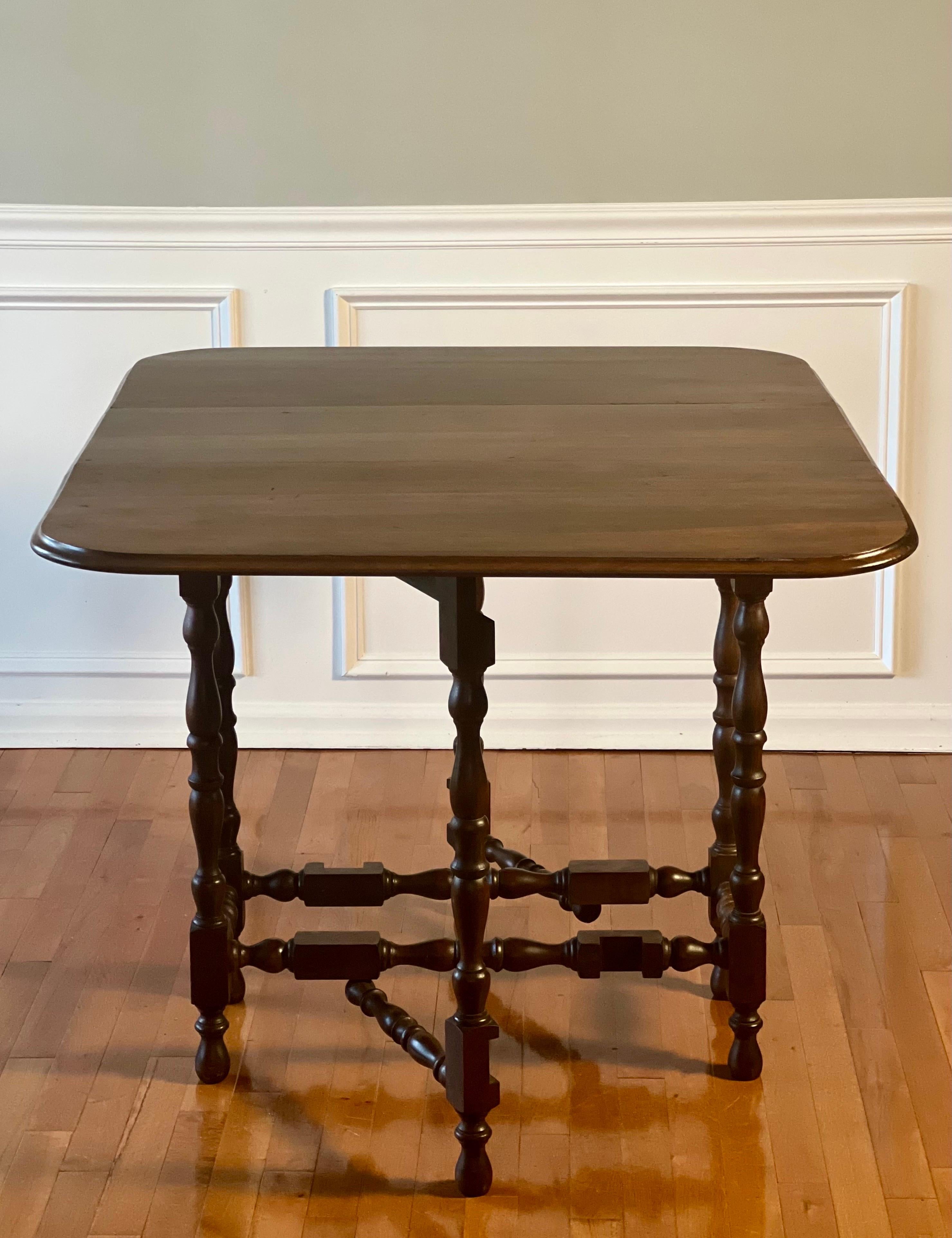North American Early 20th Century American William and Mary Style Chestnut Gate-Leg Table For Sale