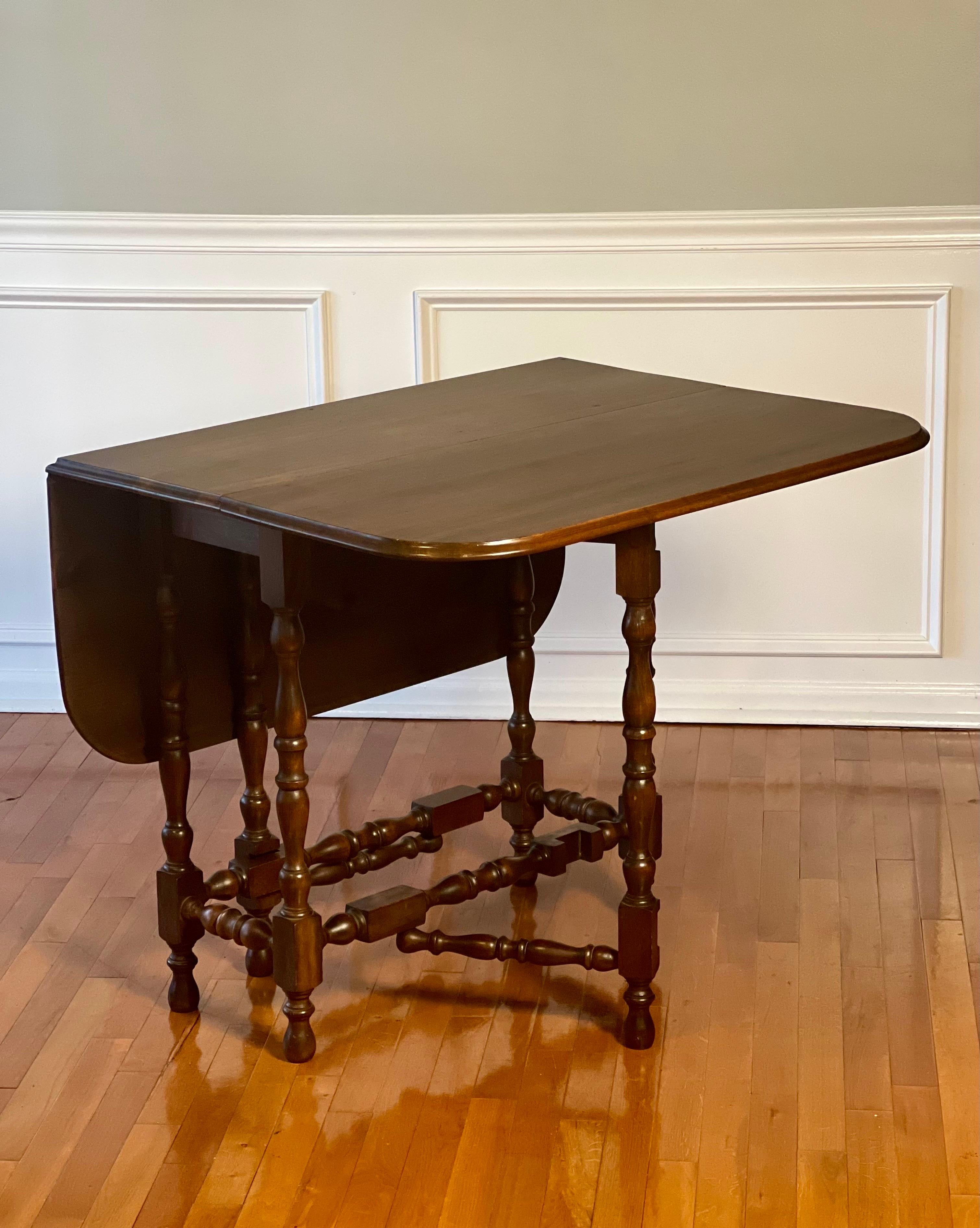 Early 20th Century American William and Mary Style Chestnut Gate-Leg Table In Good Condition For Sale In Doylestown, PA