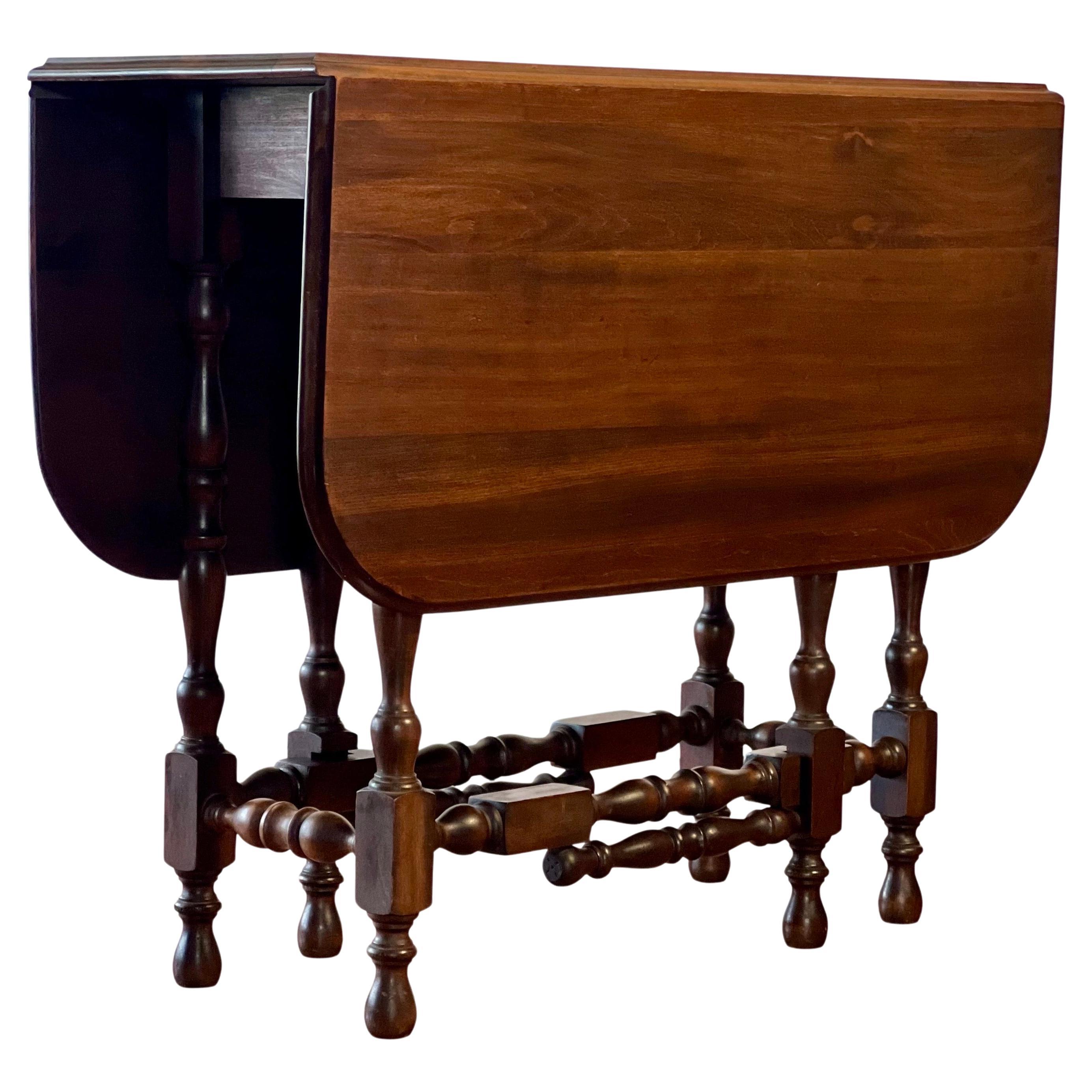 Early 20th Century American William and Mary Style Chestnut Gate-Leg Table For Sale