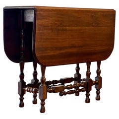 Early 20th Century American William and Mary Style Chestnut Gate-Leg Table