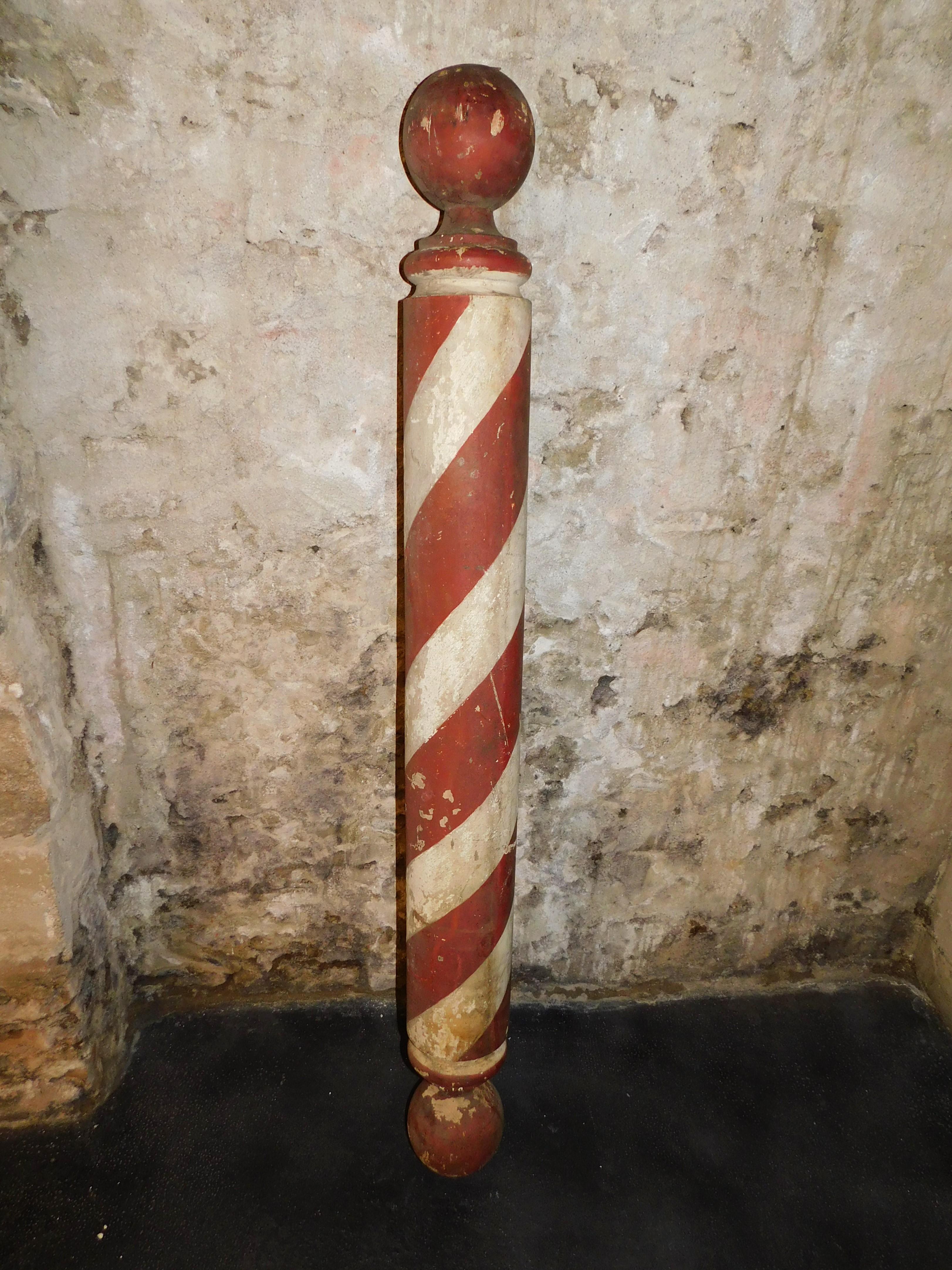 Early 20th Century American Wooden Barbers Pole Trade Sign In Good Condition In Hamilton, Ontario