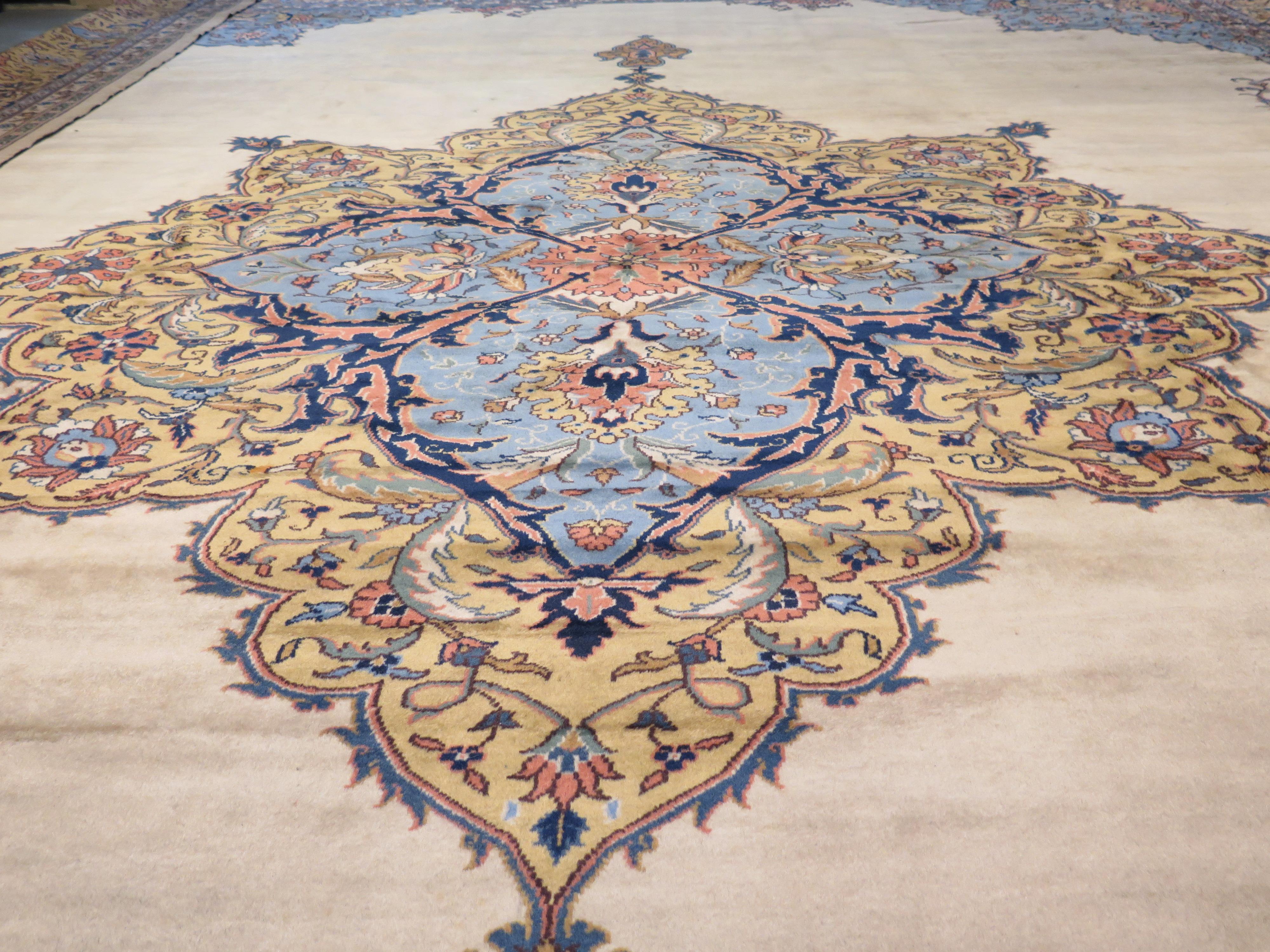 Anatolischer Teppich des frühen 20. Jahrhunderts (Oushak) im Angebot