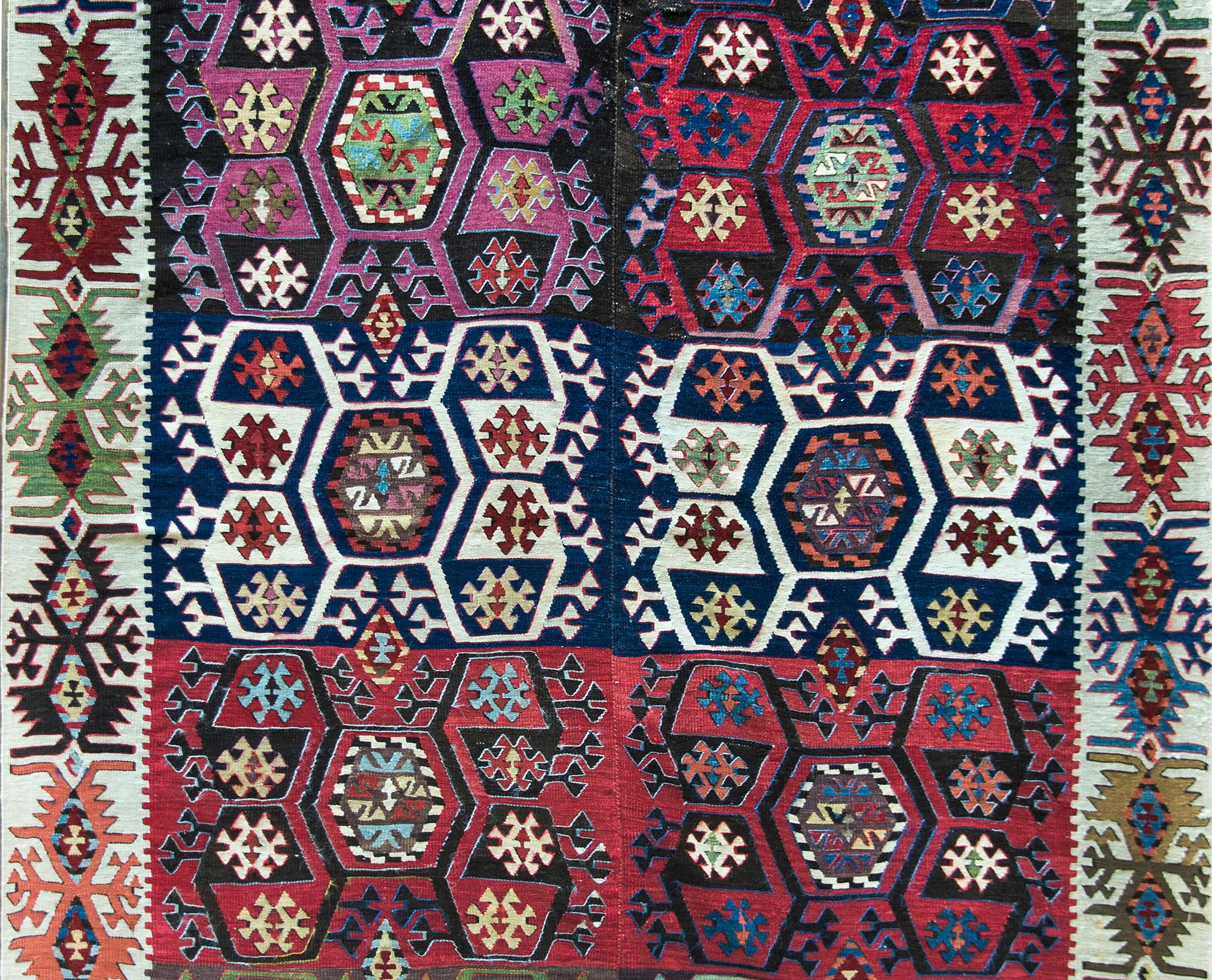 Ein atemberaubender türkischer Kelimteppich aus dem frühen 20. Jahrhundert aus Anatolien mit einem wunderschönen stilisierten Krabbenmuster in unzähligen leuchtenden Farben, gewebt in zwei schmalen Bahnen, die zusammengenäht wurden. Die Bordüre ist