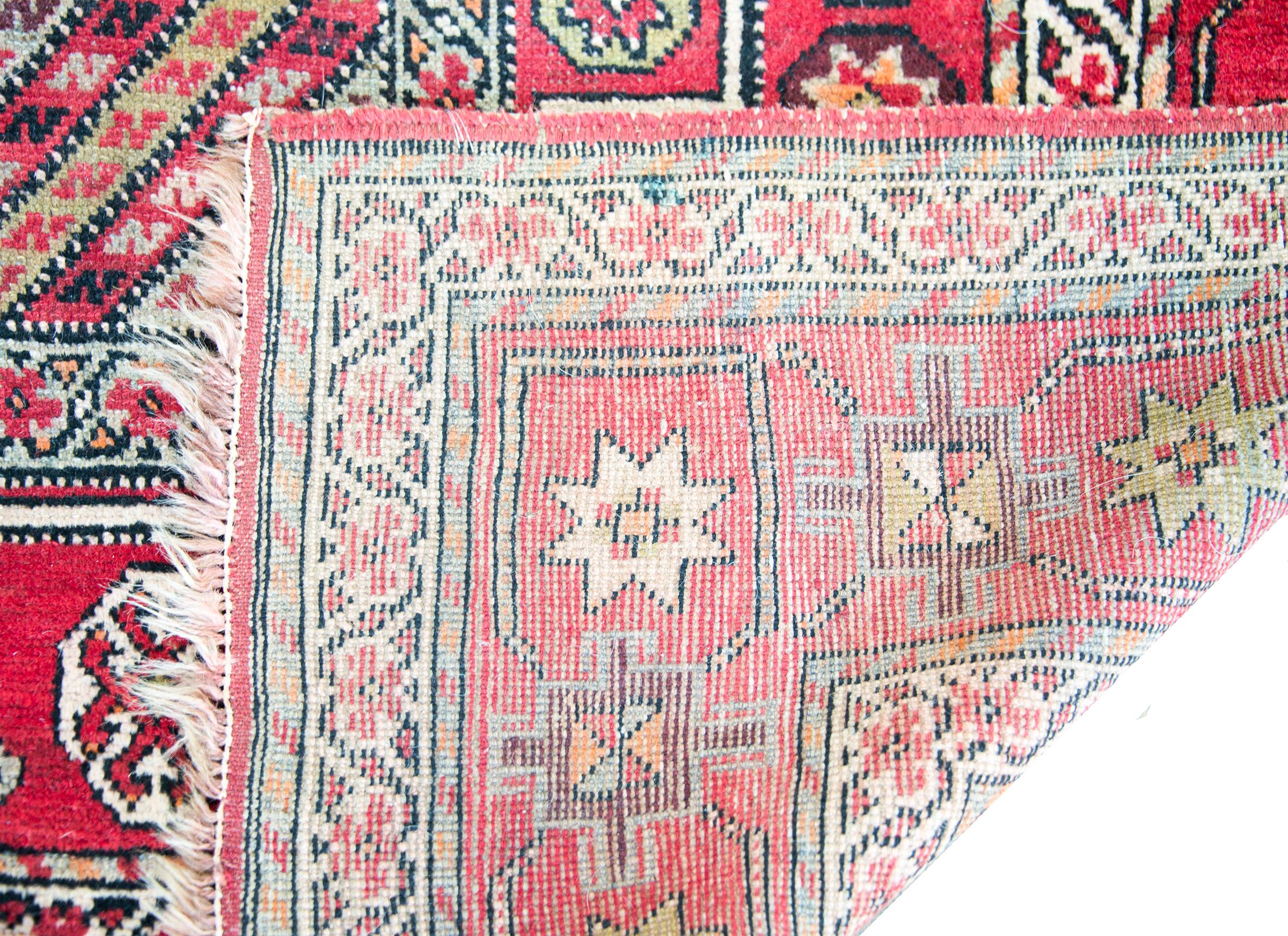Anatolischer türkischer Teppich des frühen 20. Jahrhunderts im Angebot 6